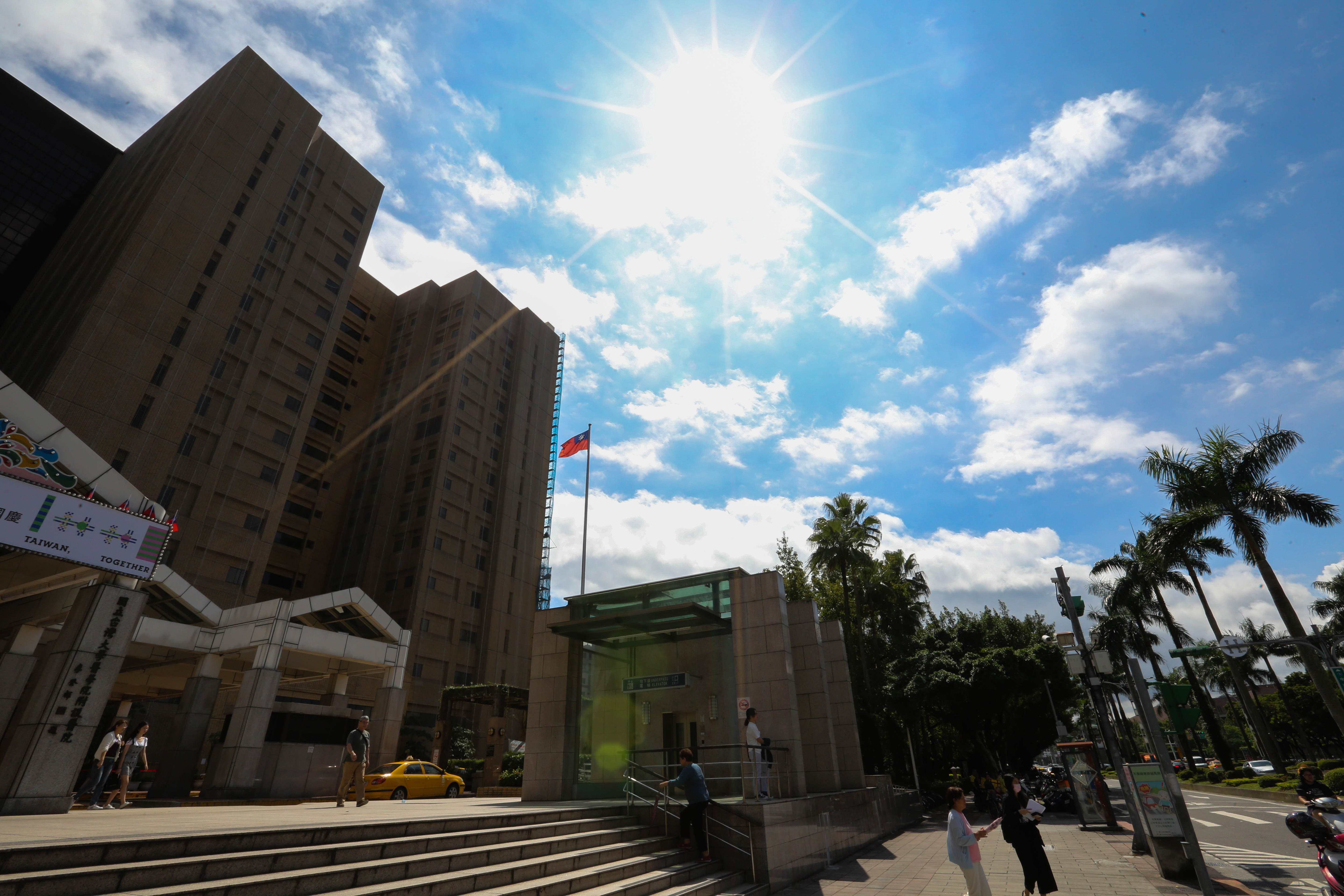 明天全台「烤番薯」，中央氣象局對全台18縣市發布高溫燈號。