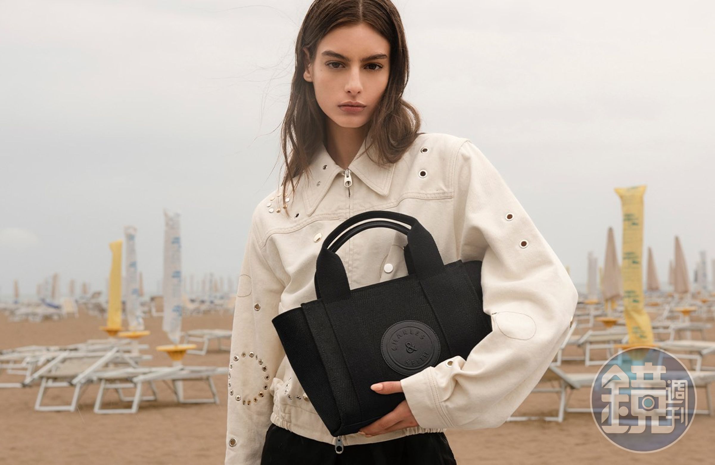 CHARLES & KEITH推出帆布系列。黑色帆布大托特包NT$3,490(CHARLES & KEITH提供)