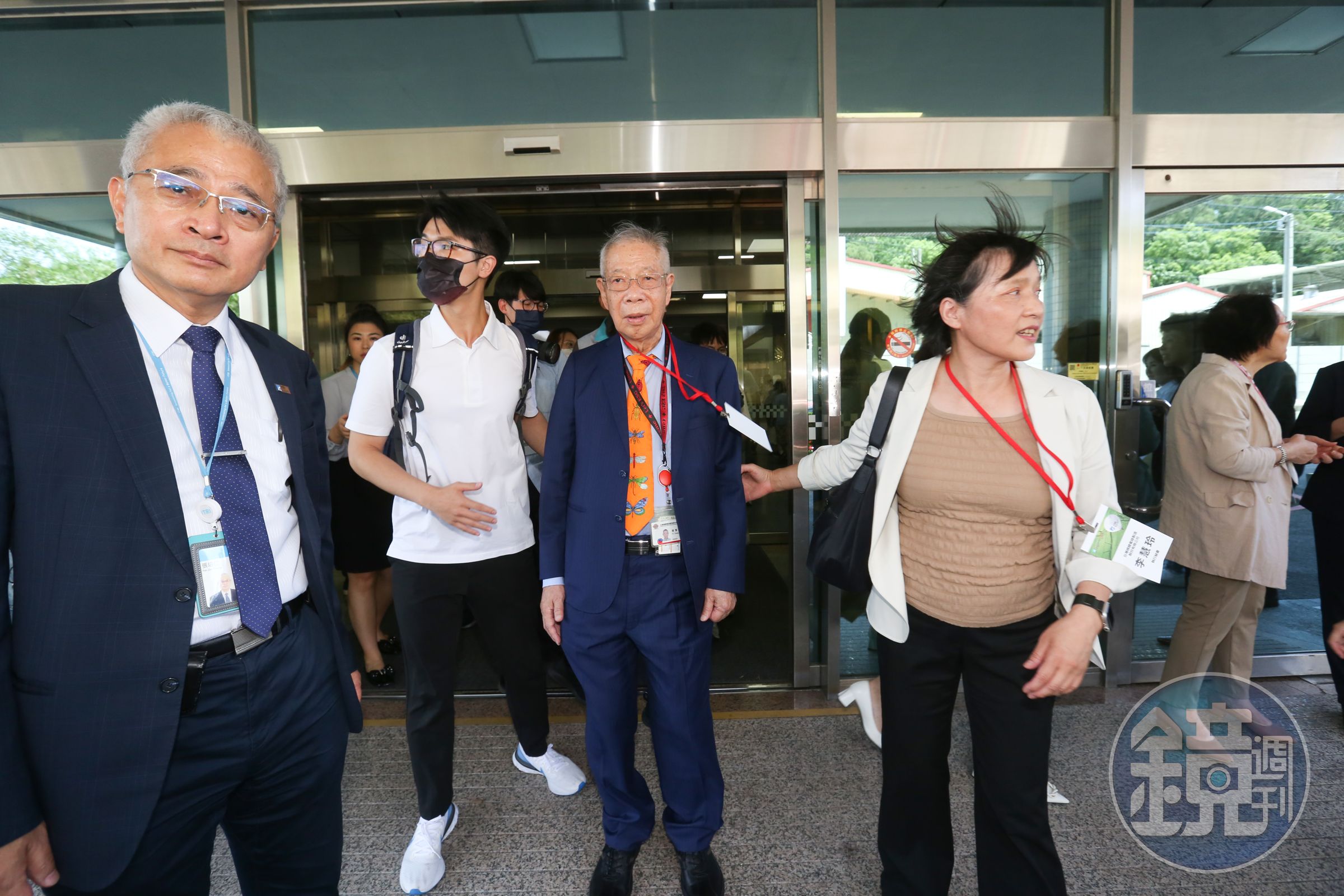 台積電董事、也是創意董事長曾繁城(中)是張忠謀口中的最佳戰友,在50年前工研院一成立就加入,是第一個工研院半導體寶寶。