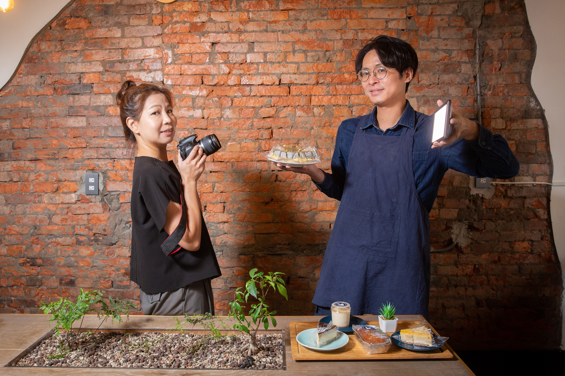 拿拿摳（右）與好友多多（左）曾在蛋糕店一起工作，5年前同步失業後，合作創業「給冷鴿手作甜點」。