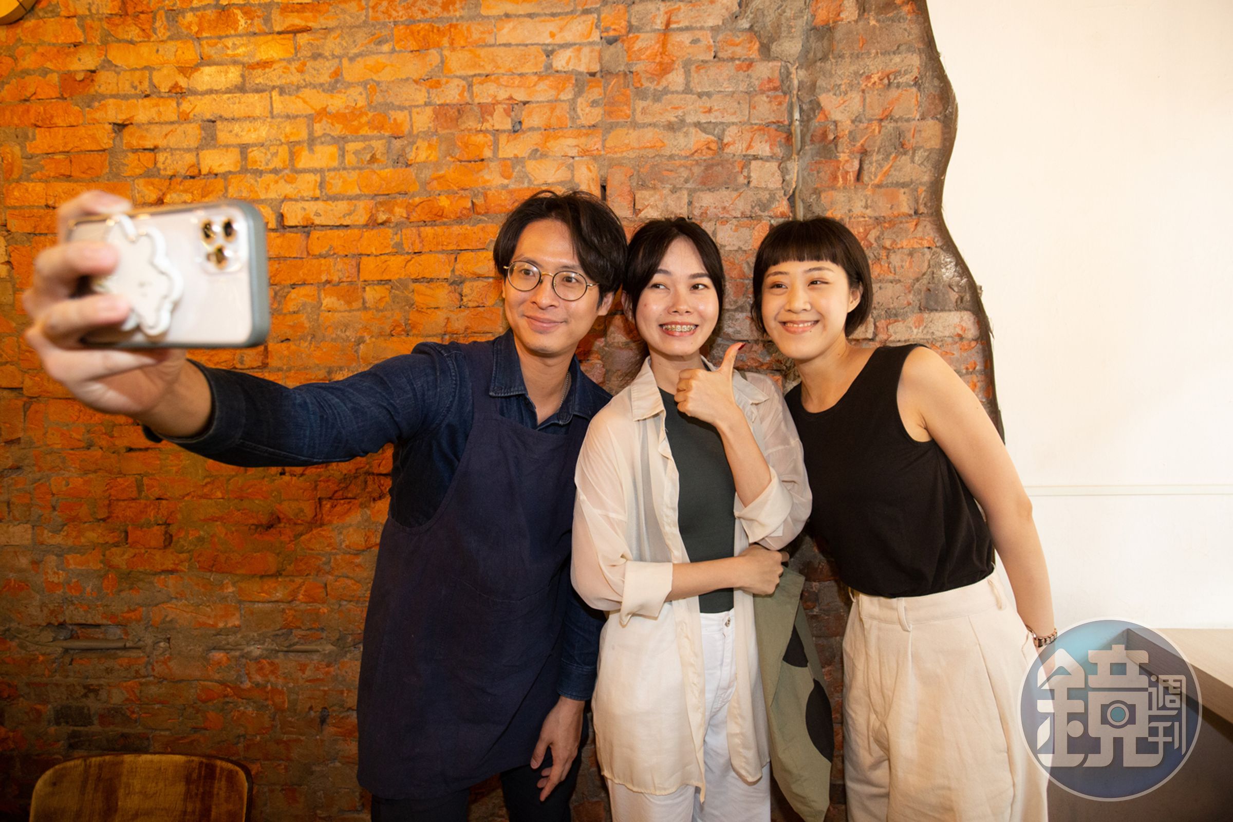 拿拿摳（左）經營YouTube「厭世甜點店」頻道4年，許多粉絲會特別前往給冷鴿手作甜點朝聖。