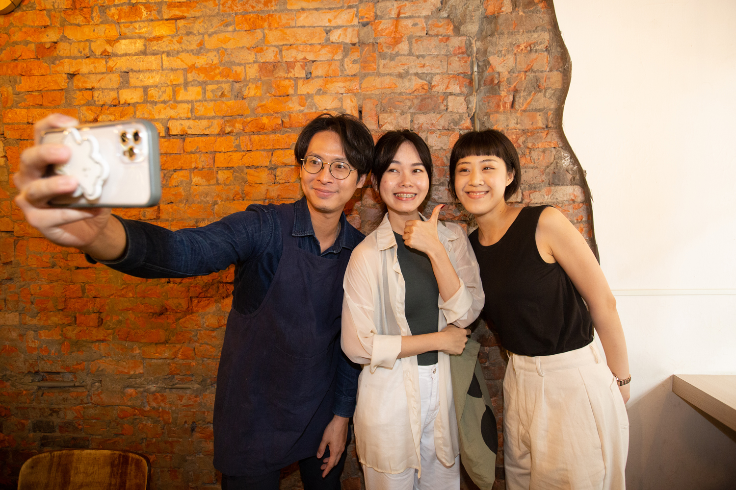 拿拿摳（左）經營YouTube「厭世甜點店」頻道4年，許多粉絲會特別前往給冷鴿手作甜點朝聖。