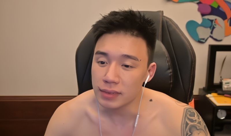 Toyz（劉偉健）與香港電競教父鍾培生的「世紀生死拳賽」在昨（5日）登場，引發高度話題。（翻攝自Toyz YouTube直播） 