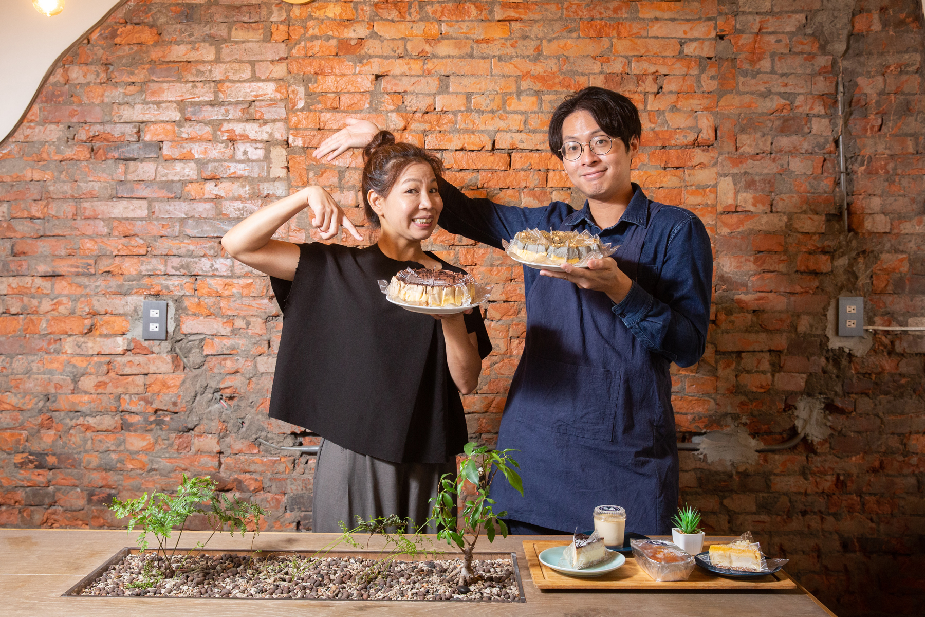 拿拿摳（右）與好友多多（左）曾在蛋糕店一起工作，5年前同步失業後，合作創業「給冷鴿手作甜點」。