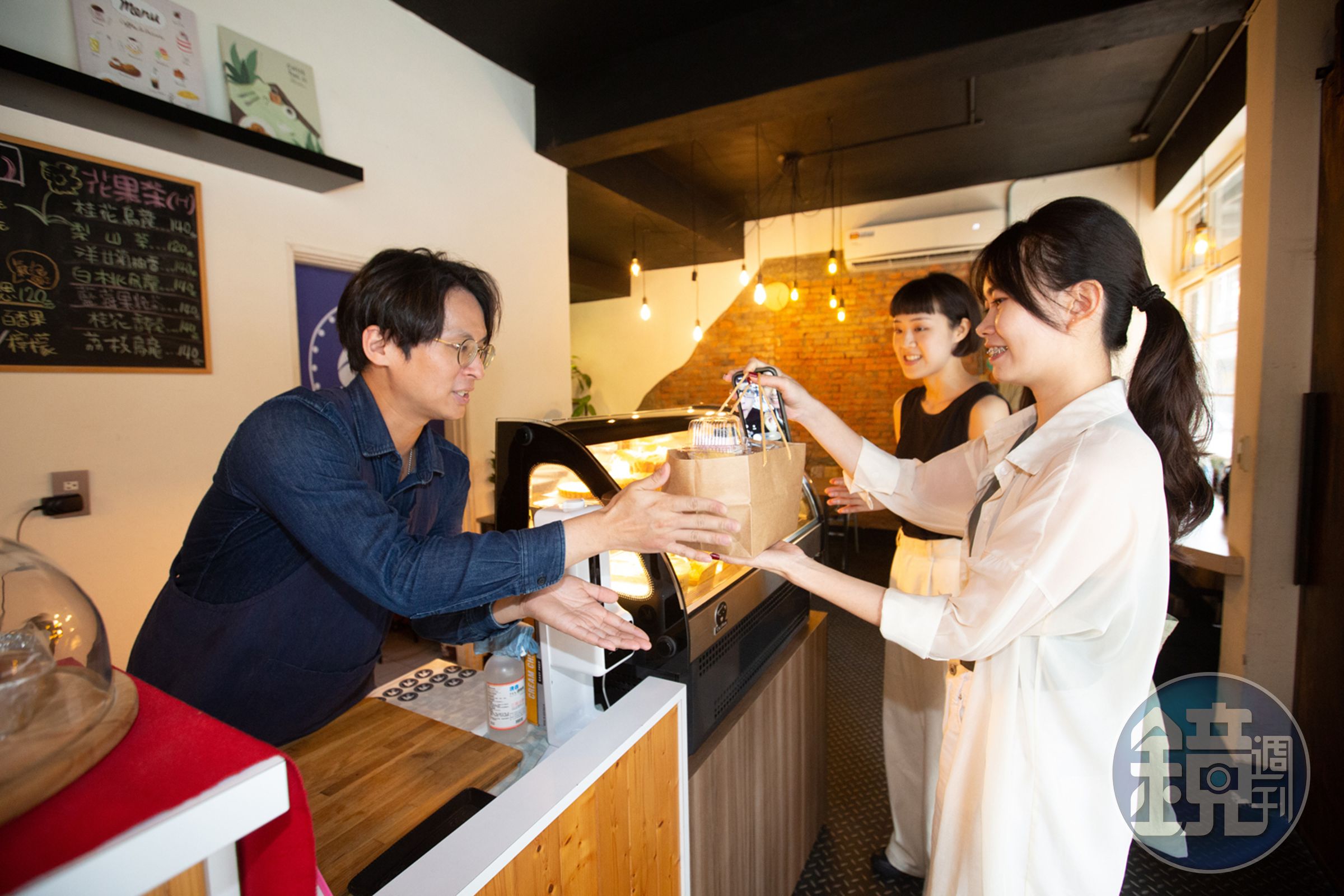 拿拿摳(左)經營YouTube「厭世甜點店」頻道4年,許多粉絲會特別前往給冷鴿手作甜點朝聖。