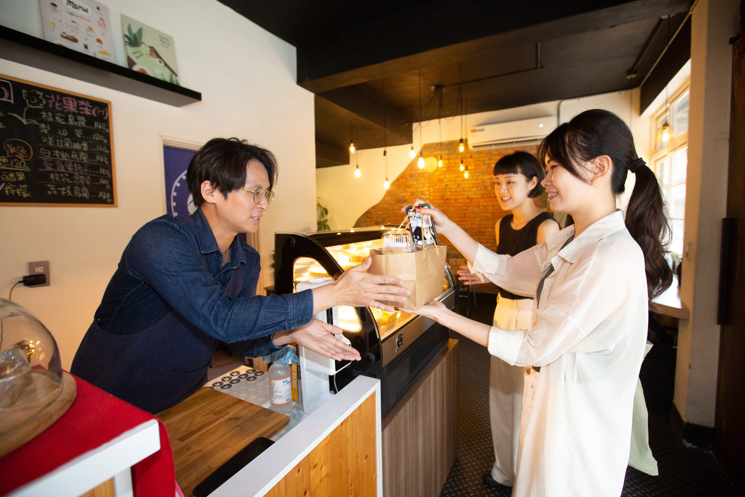 拿拿摳(左)經營YouTube「厭世甜點店」頻道4年,許多粉絲會特別前往給冷鴿手作甜點朝聖。