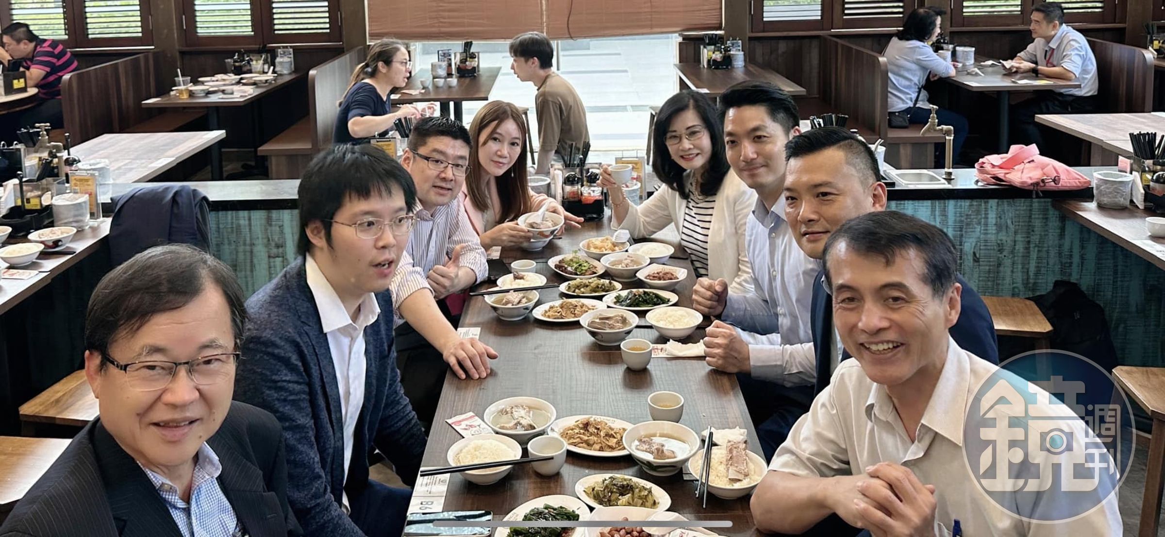 陳怡君等議員與蔣萬安市府團隊一起出訪新加坡,但她指出蔣在晚餐時間人不見了,質疑是否進行祕密外交。(翻攝自陳怡君臉書)