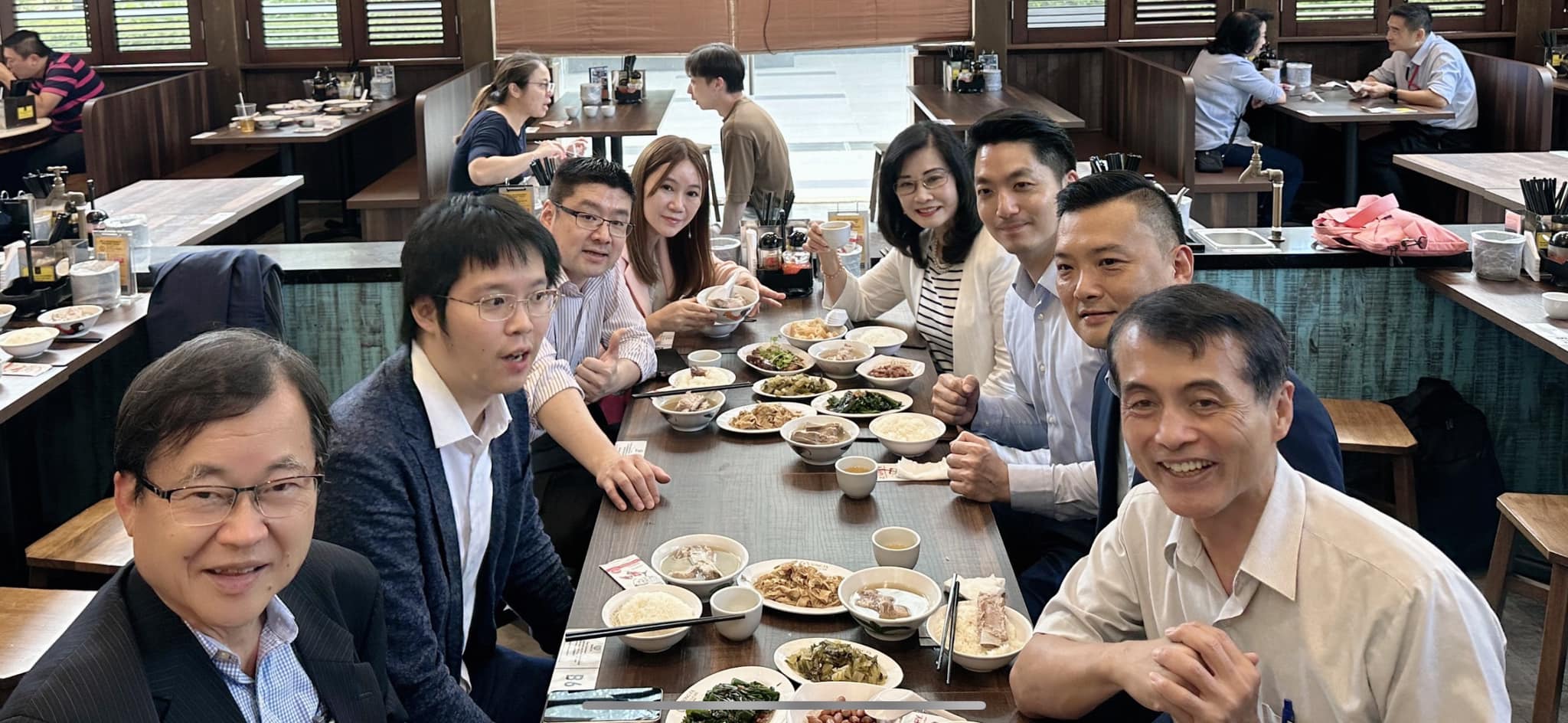 陳怡君等議員與蔣萬安市府團隊一起出訪新加坡，但她指出蔣在晚餐時間人不見了，質疑是否進行祕密外交。（翻攝自陳怡君臉書）