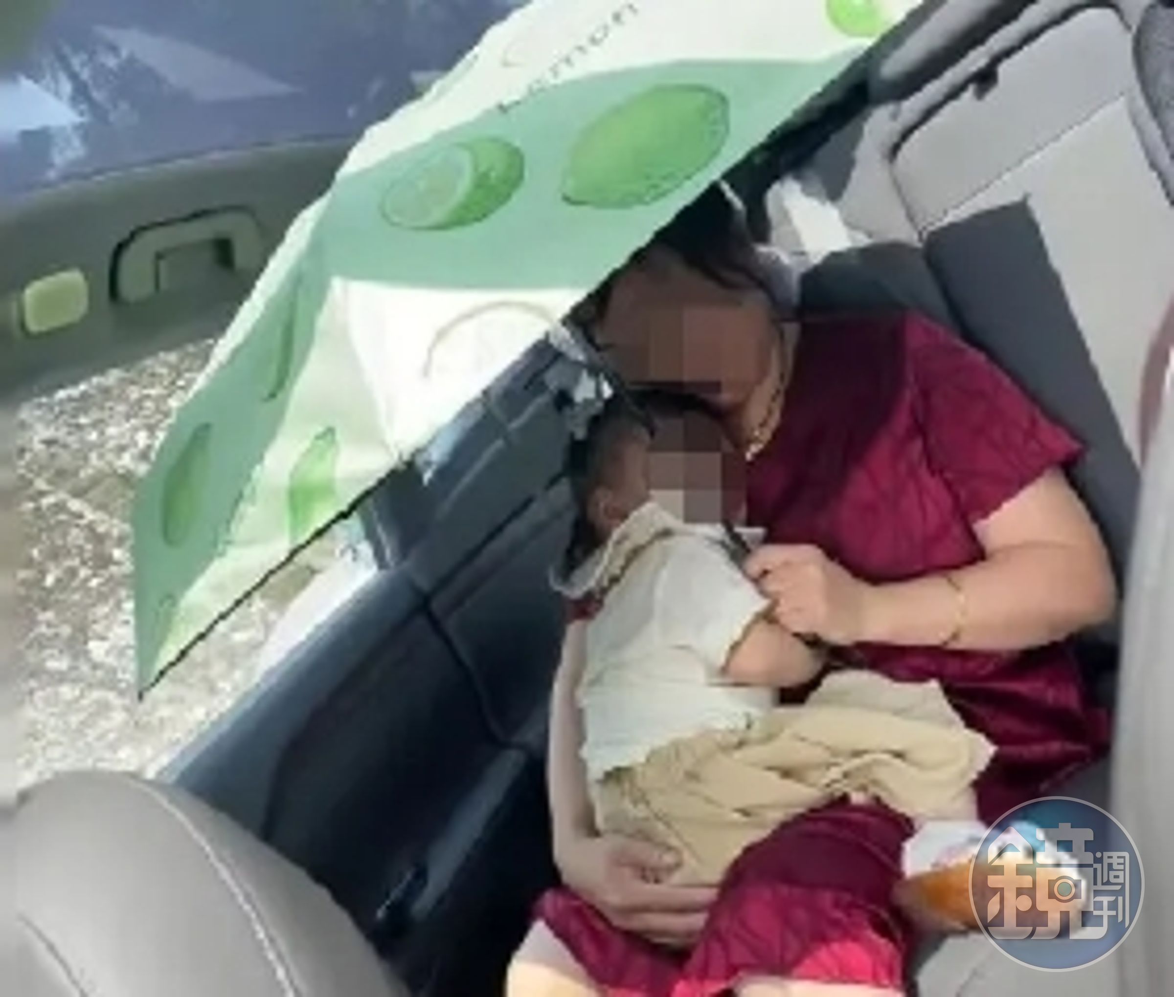 近日有中國網友發出一張乘坐蔚來電動汽車ET7要打傘的照片,讓人哭笑不得。(翻攝自微博)
