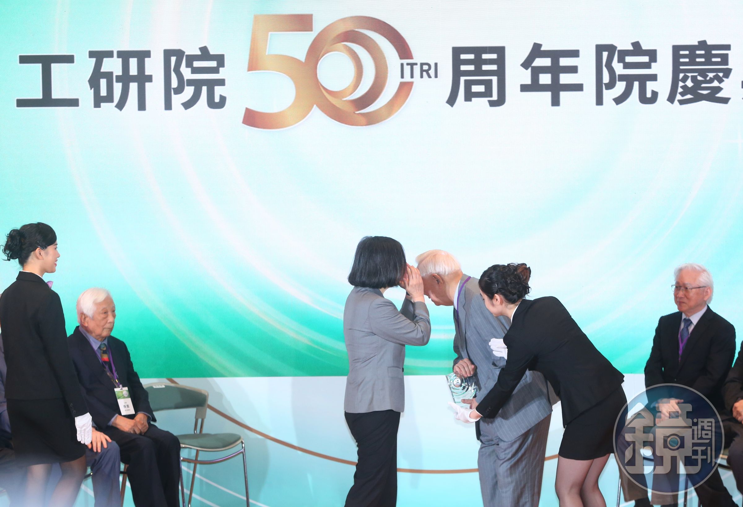 台積電創辦人張忠謀以工研院第三任董事長與第三任院長身分出席工研院50周年院慶，接受蔡英文總統頒獎同時，兩人互動引起不少討論。