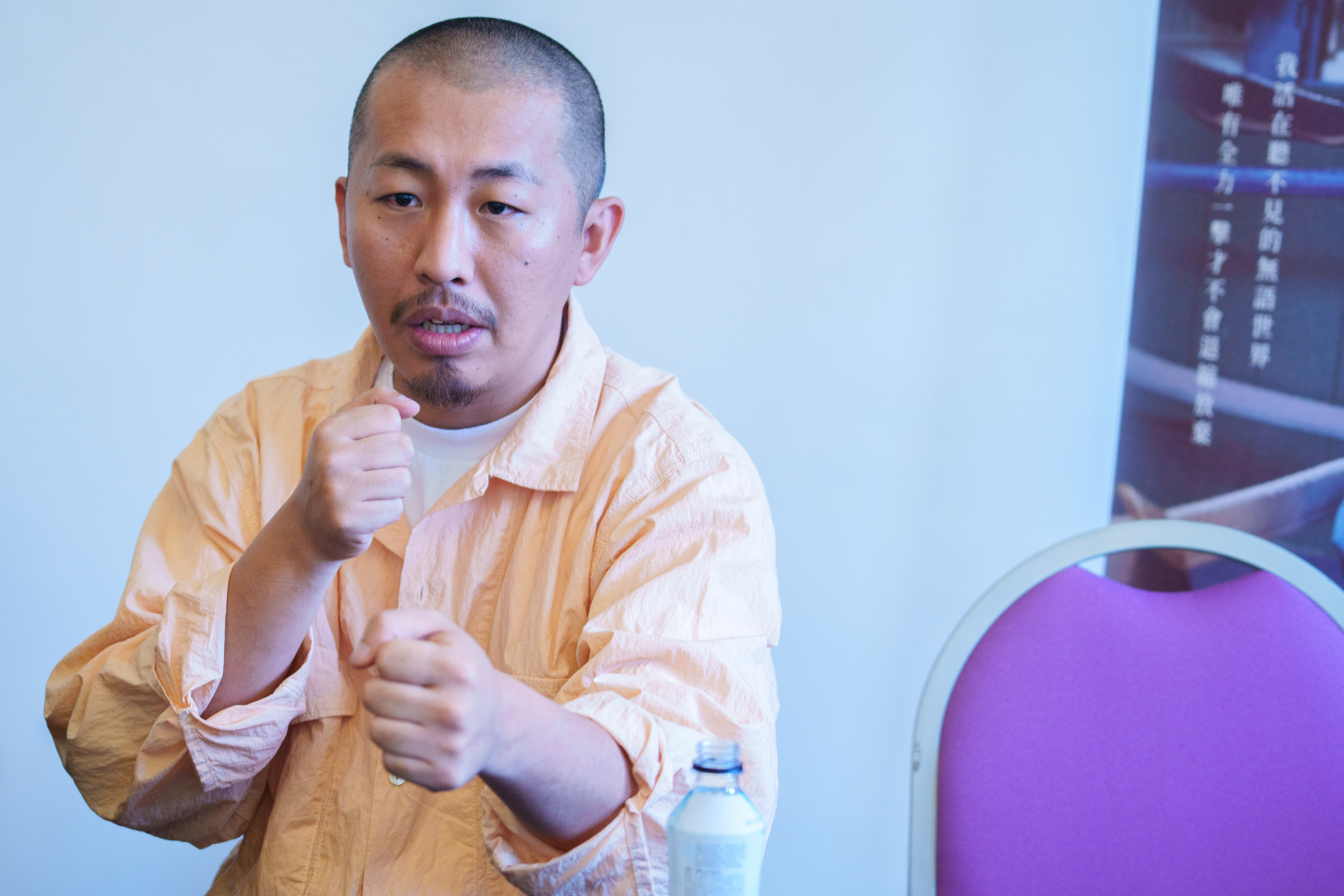 導演三宅唱在訪問中比出拳擊手勢。(台北電影節提供)
