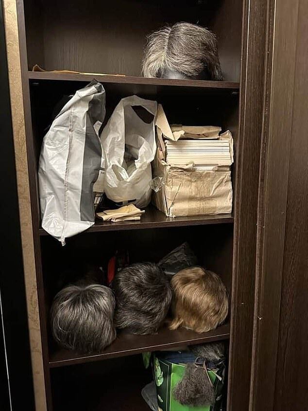 櫃子裡有多種假髮和變裝衣服。（翻自《每日郵報》）