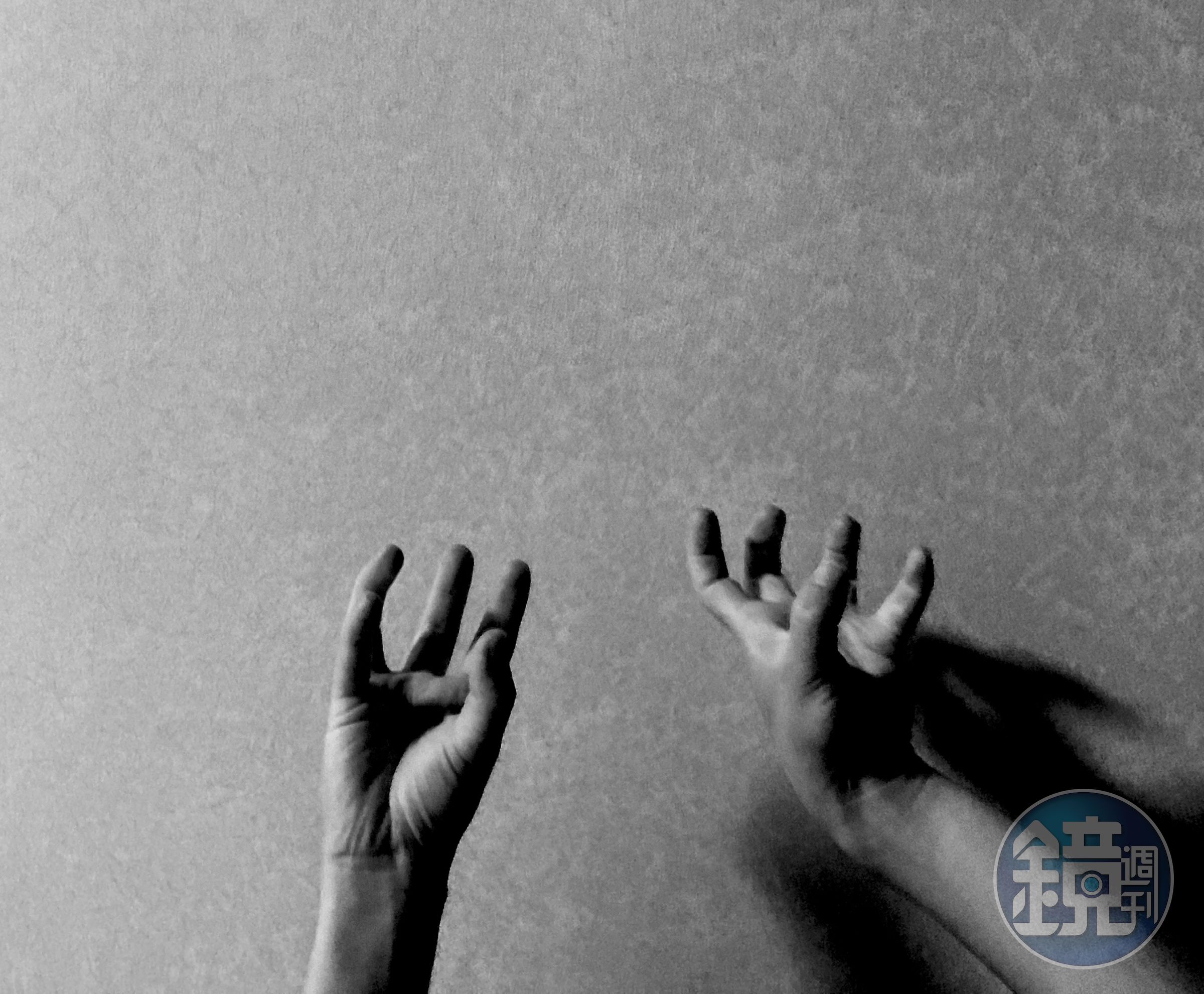 14歲青少年疑似精神失常掐死9歲的弟弟。（示意圖，PhotoAC）
