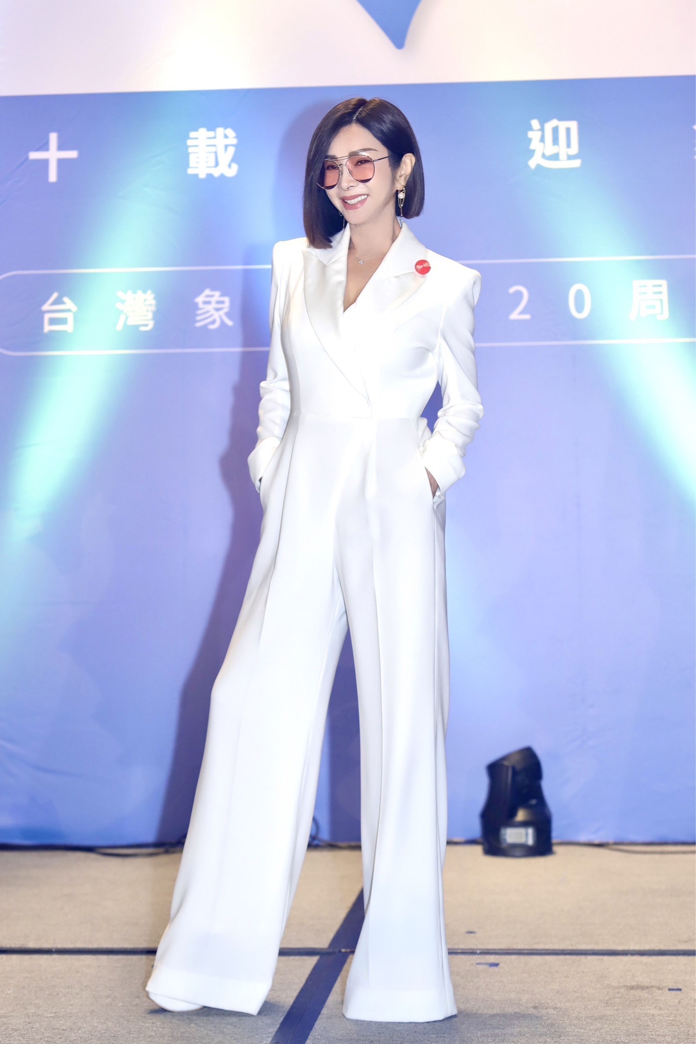 陳美鳳一身白色套裝，出席台灣象印20週年酒會活動。（民視提供）