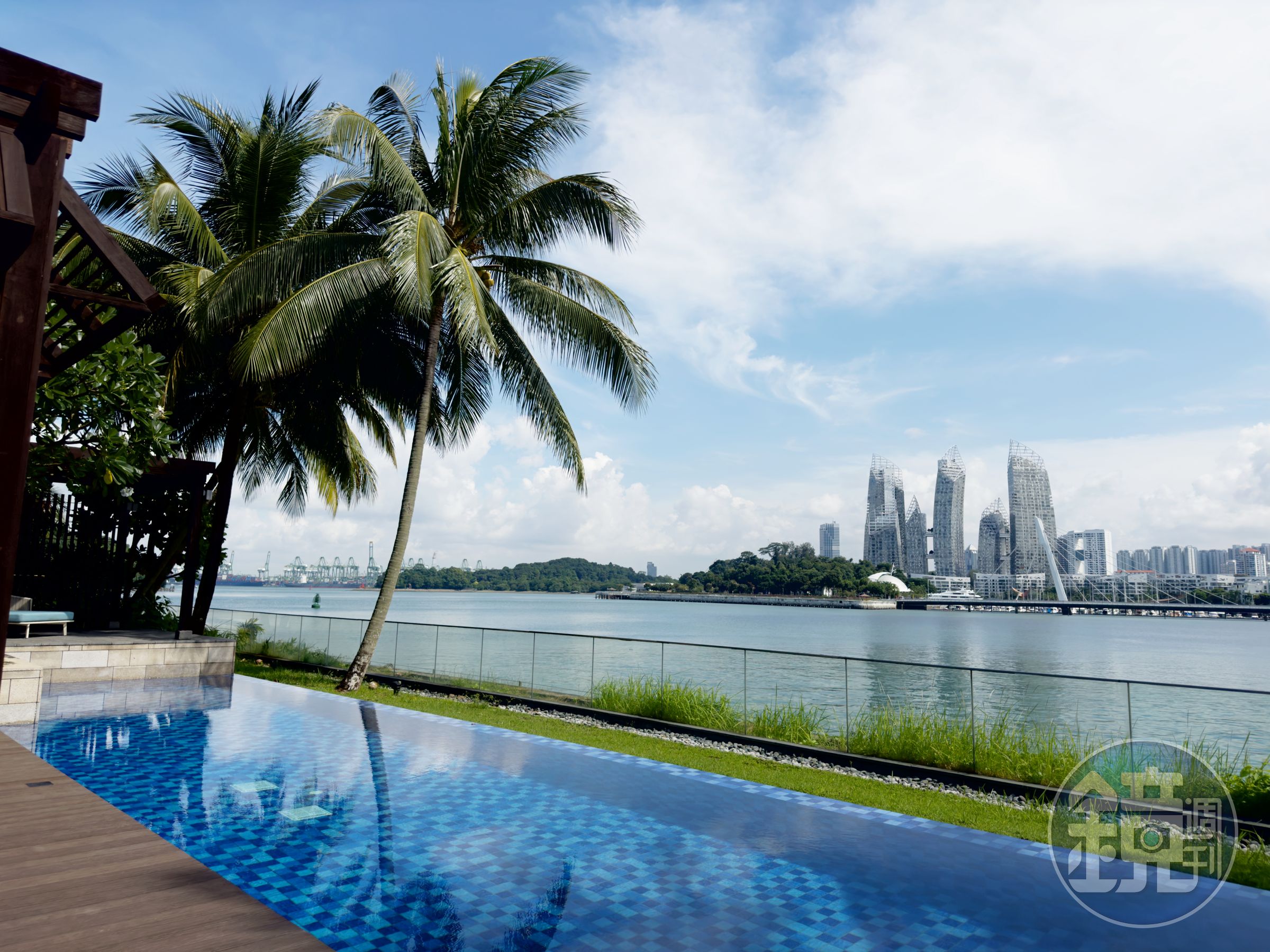 泳池畔旁就是無敵港景,泡進沁涼水中眺望聖淘沙海濱美景。