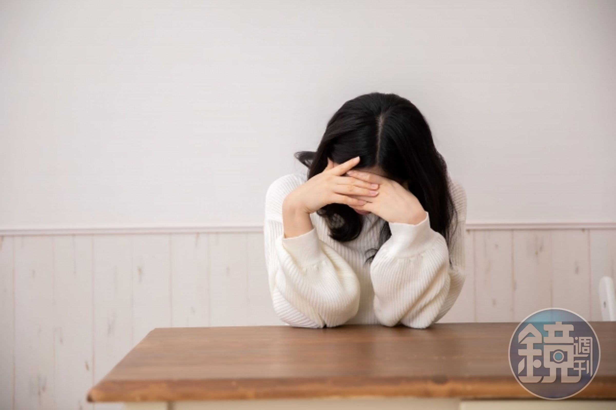 色男雇主狂傳A片給女看護騷擾，事後更獸性大發強拉對方的手進內褲摸自己的下體。（示意圖 photoAC）