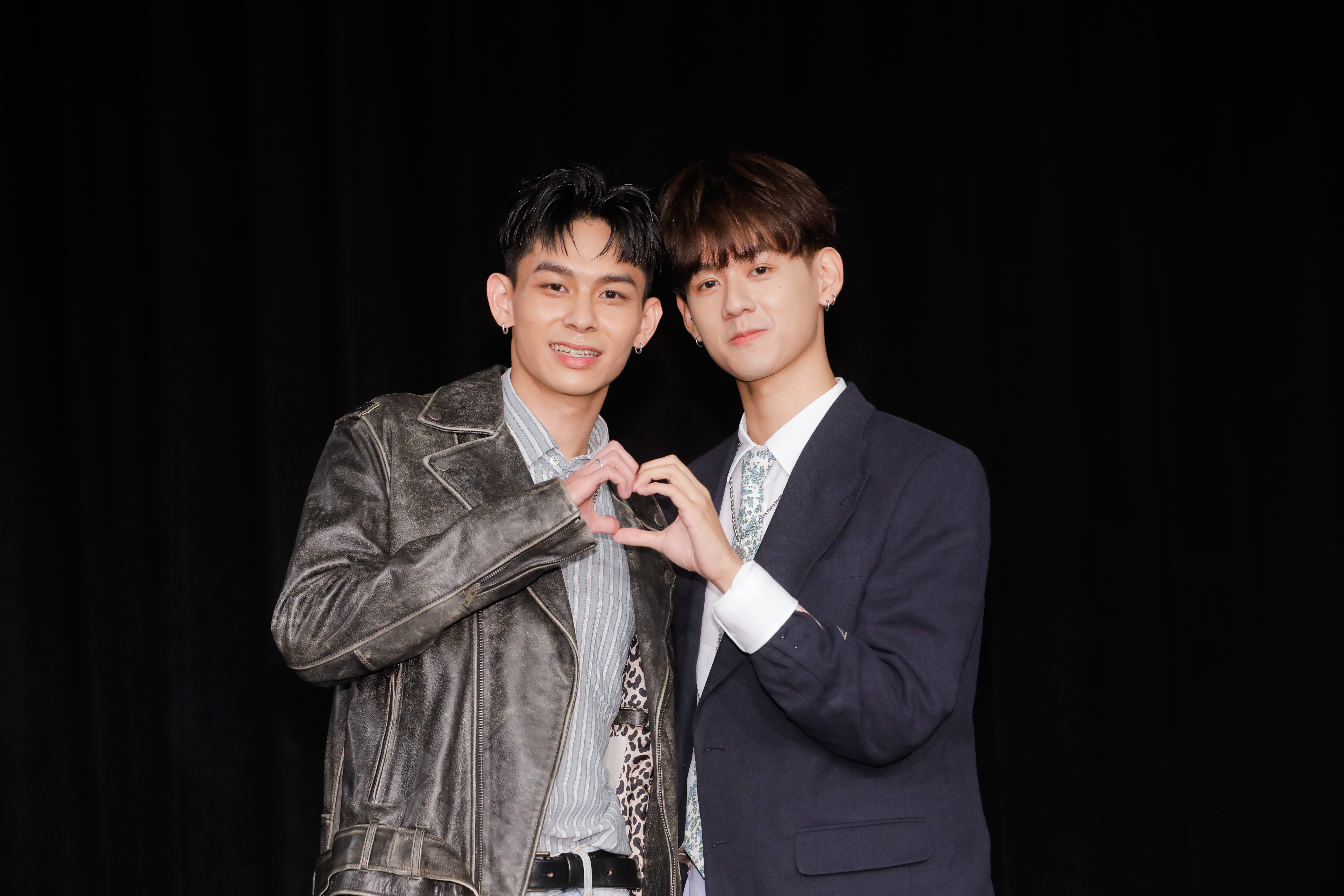 洪暐哲、楊懿軒甜蜜放閃。