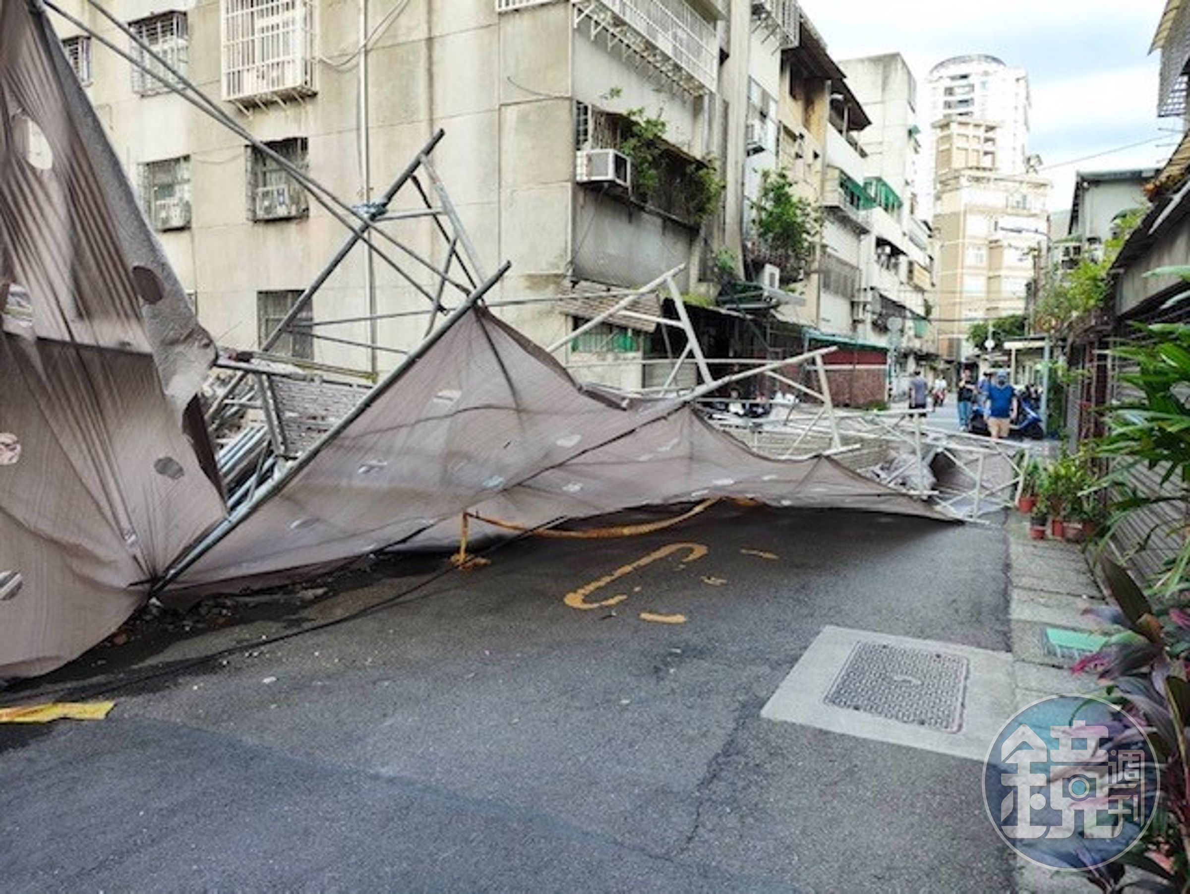 工地鷹架因瞬間強風導致崩塌。(翻攝畫面)