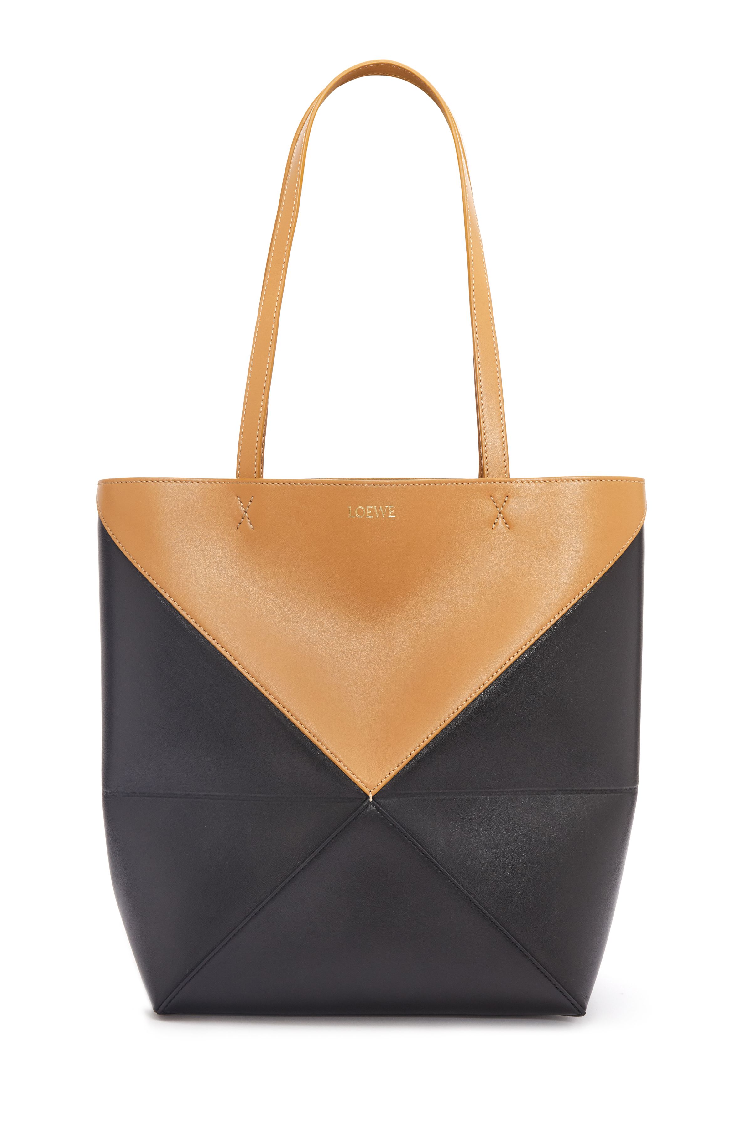 Puzzle Fold沙色拼接大型托特包。價格店洽。(LOEWE提供)