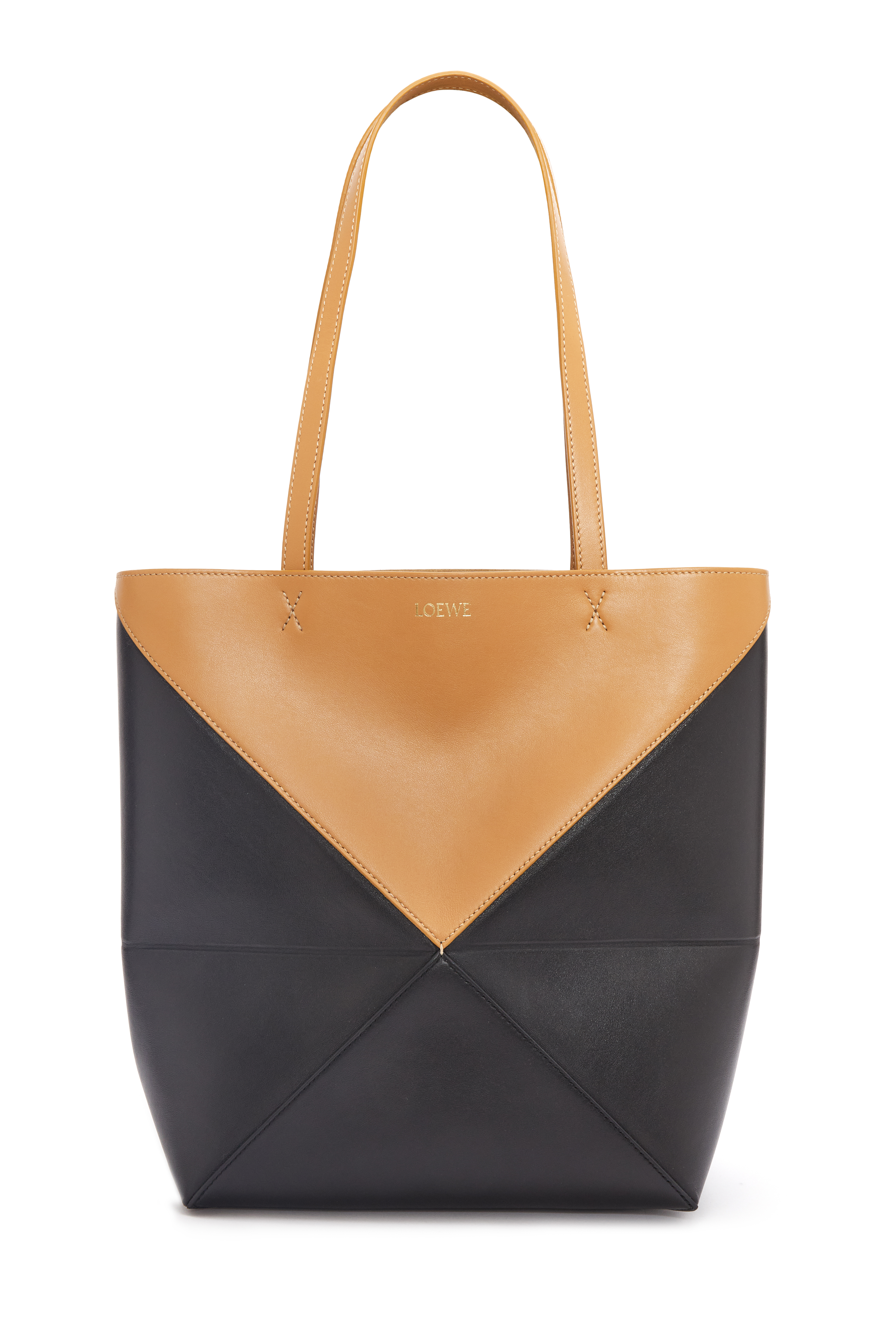 Puzzle Fold沙色拼接大型托特包。價格店洽。（LOEWE提供）
