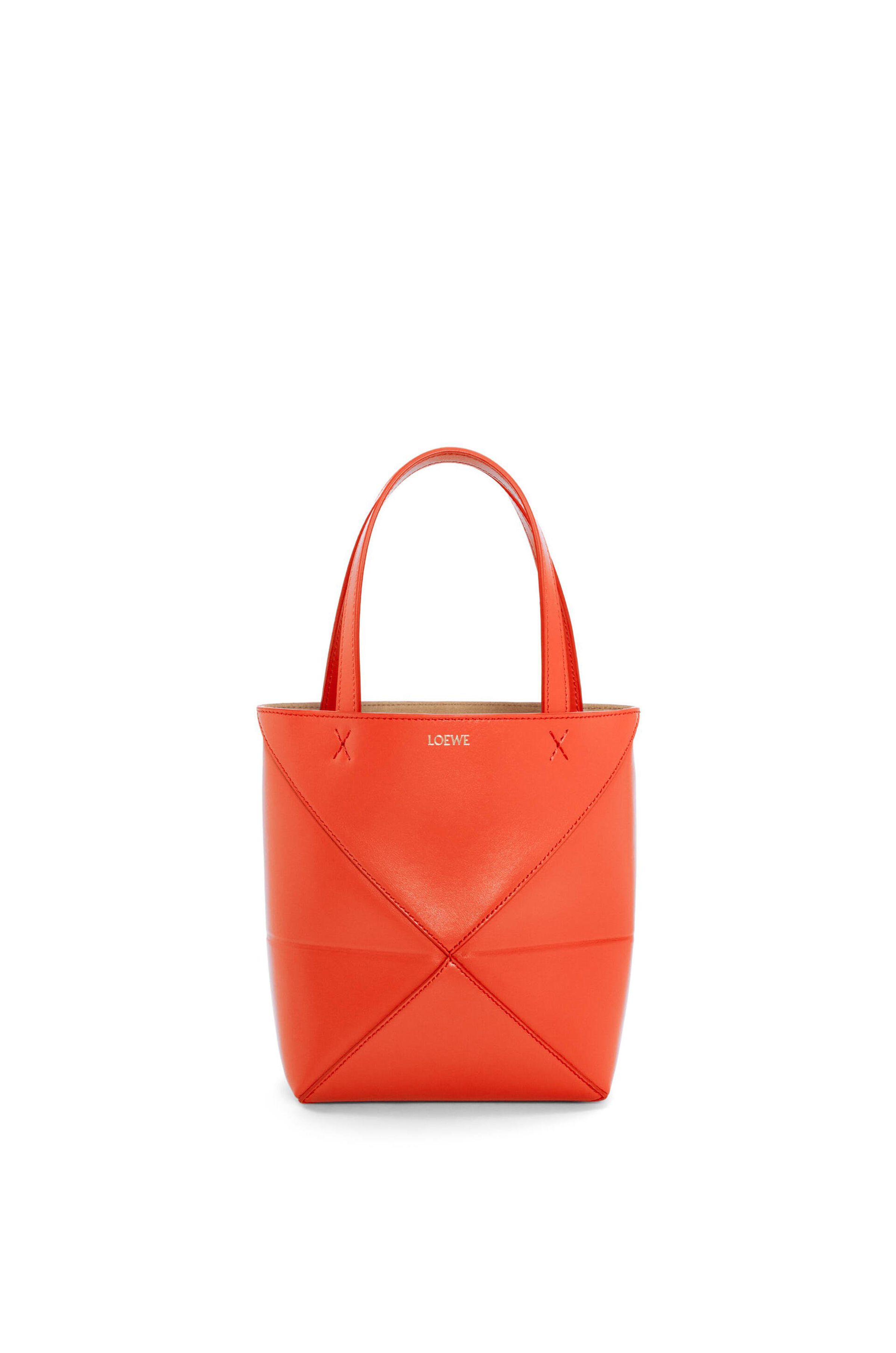 Puzzle Fold 夕陽橘迷你托特包。NT$49,000。(LOEWE提供)