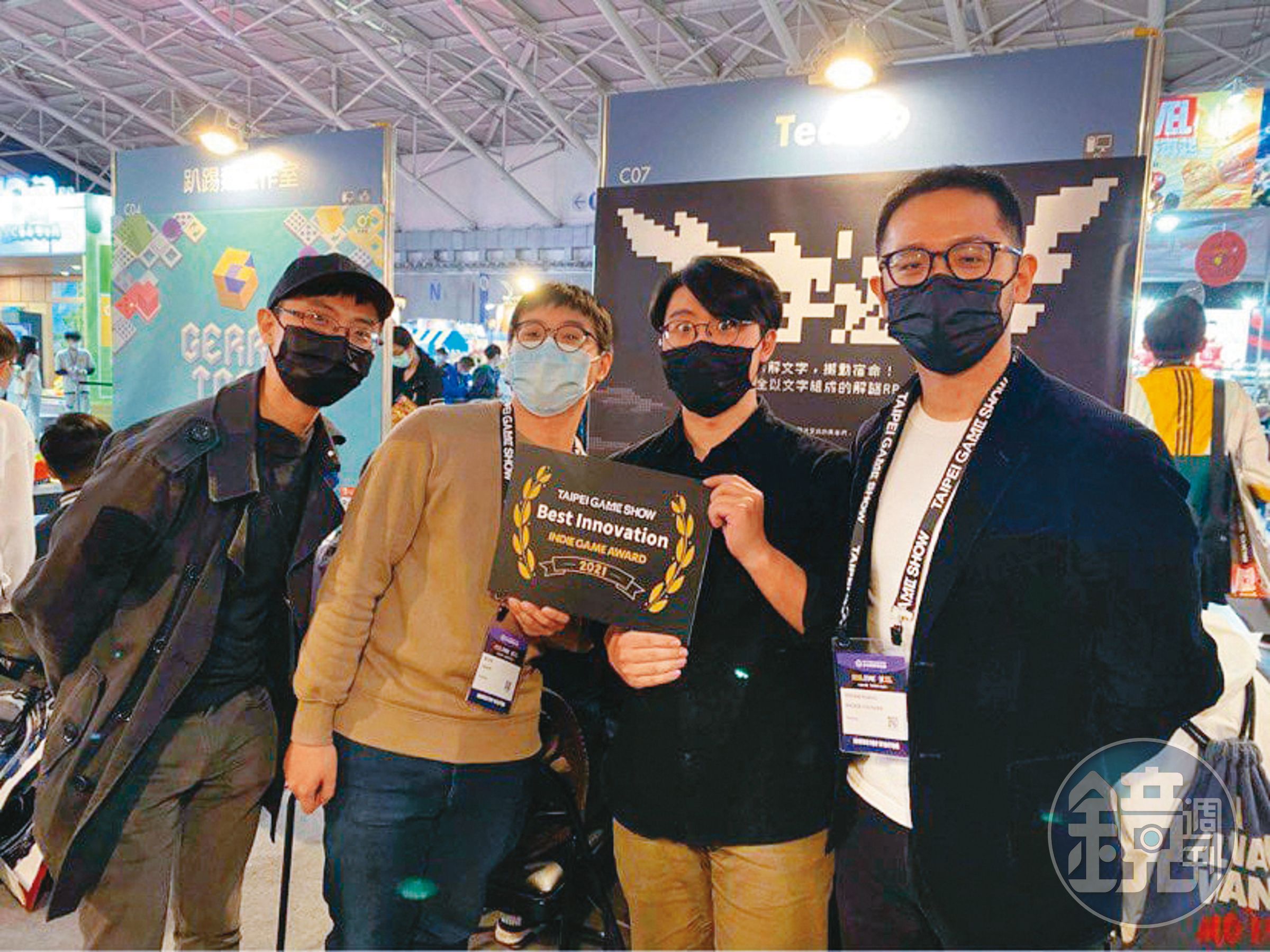 Team9團隊(左圖)以《文字遊戲》獲台北電玩展Indie Game Award最佳創新獎,目前在Steam獲得「極度好評」的高評價(上圖)。(Team9提供)