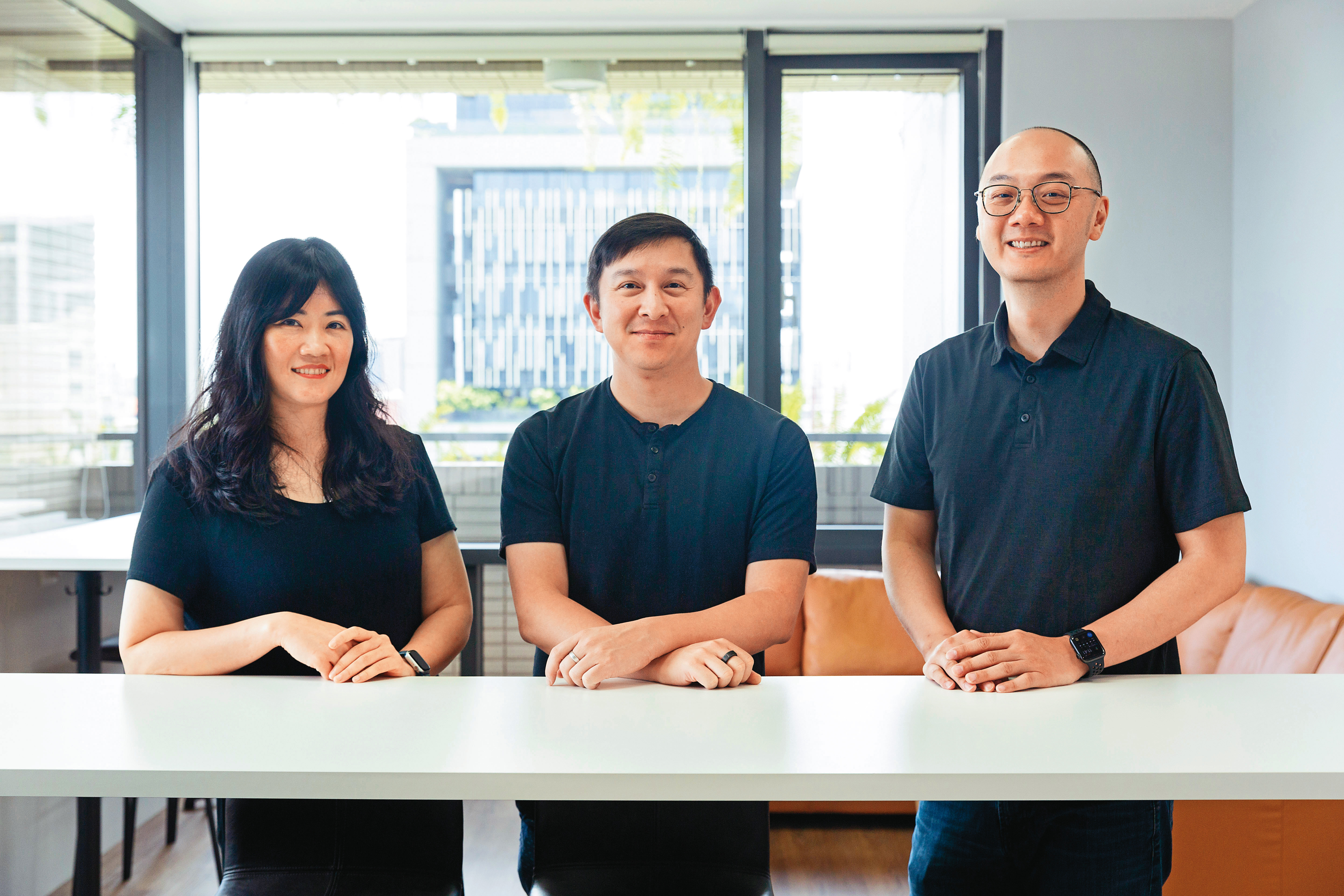 本屆亞洲日舞影展由G2Go Entertainment 在台主辦、女性學會協辦，右起為G2Go共同創辦人廖炳坤、林士斌和女性學會祕書長羅姵嘉。 