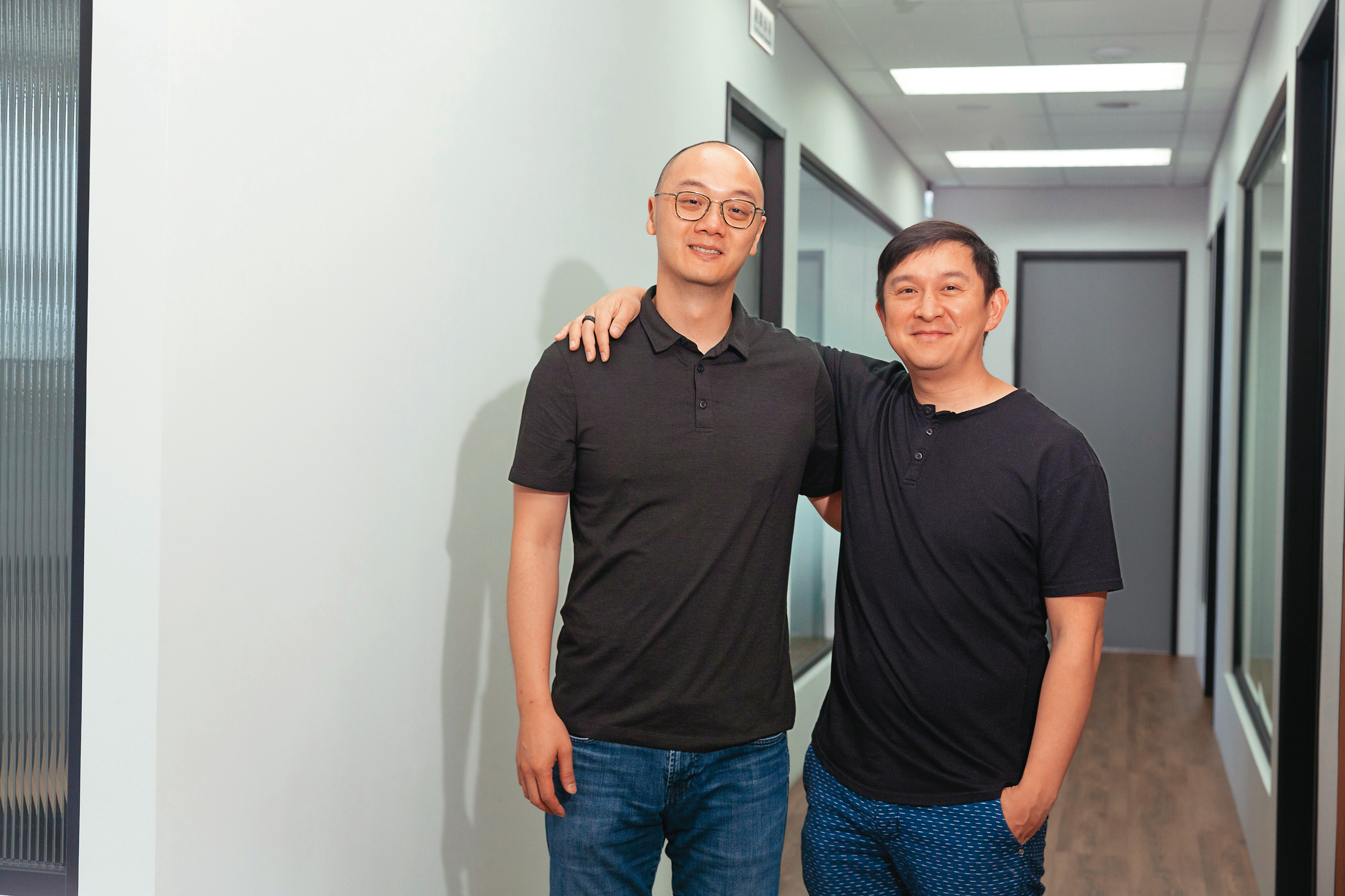 林士斌（右）爭取亞洲日舞影展在台灣舉行，邀好友廖炳坤（左）與吳采頤成立G2Go Entertainment，希冀提升台灣影人的國際能見度。 