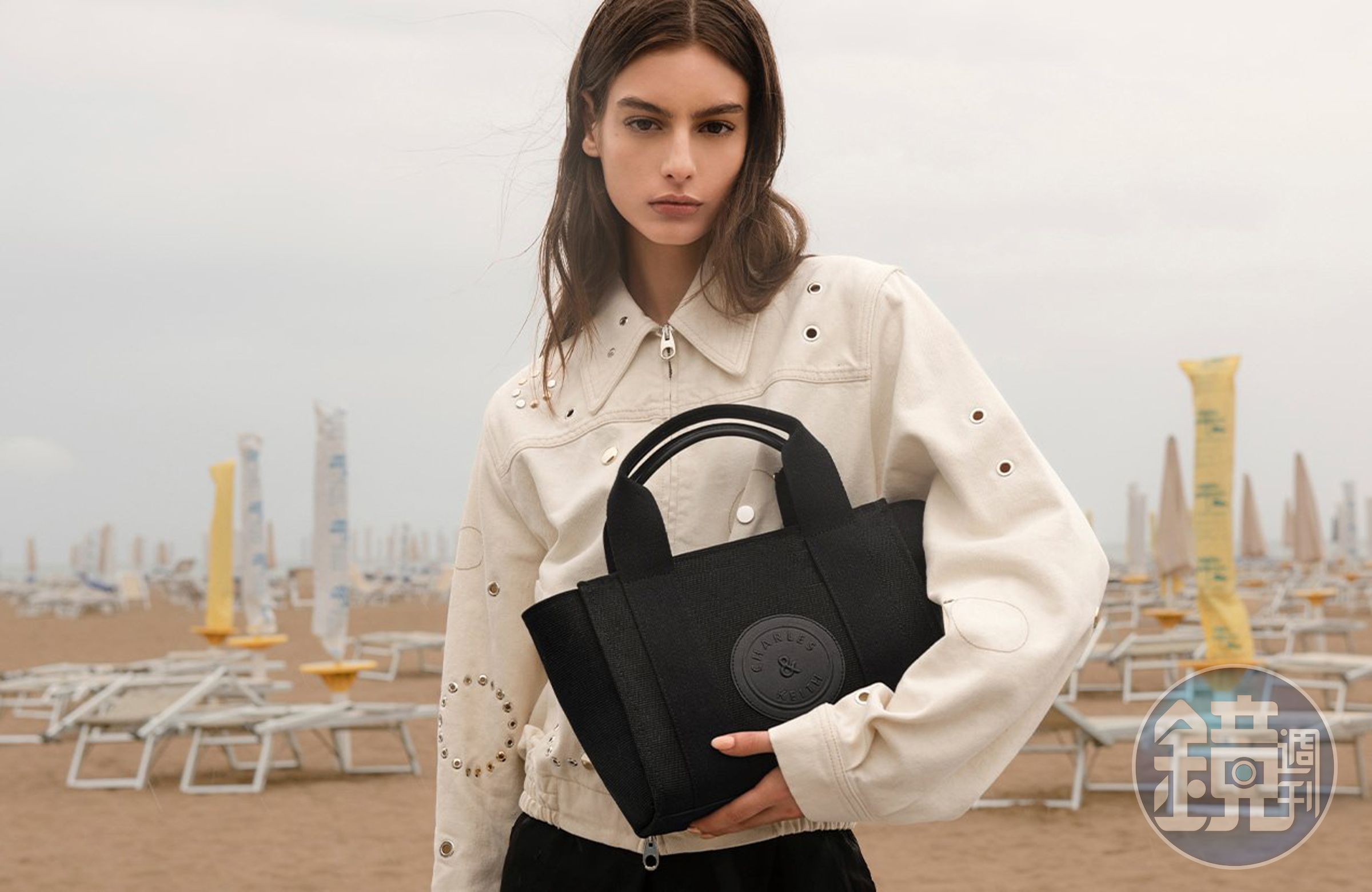 CHARLES & KEITH推出帆布系列。黑色帆布大托特包NT$3,490。(CHARLES & KEITH提供)