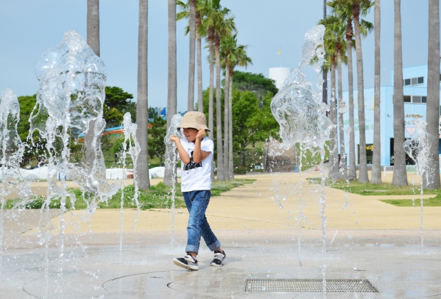 暑假來臨戶外活動多，兒童要特別注意防熱傷害。（示意圖，photoAC）