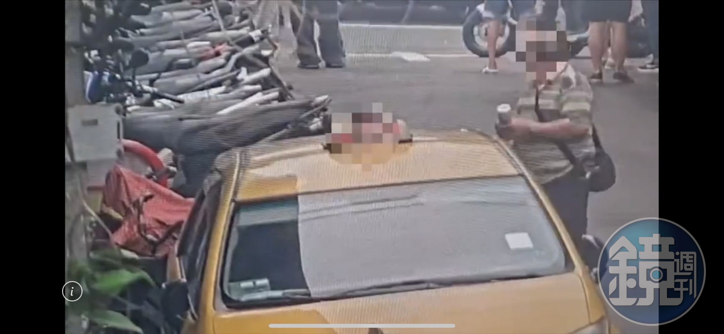 警方調閱監視器發現周姓男子手拿噴漆罐擅自將單車改色。(翻攝畫面)