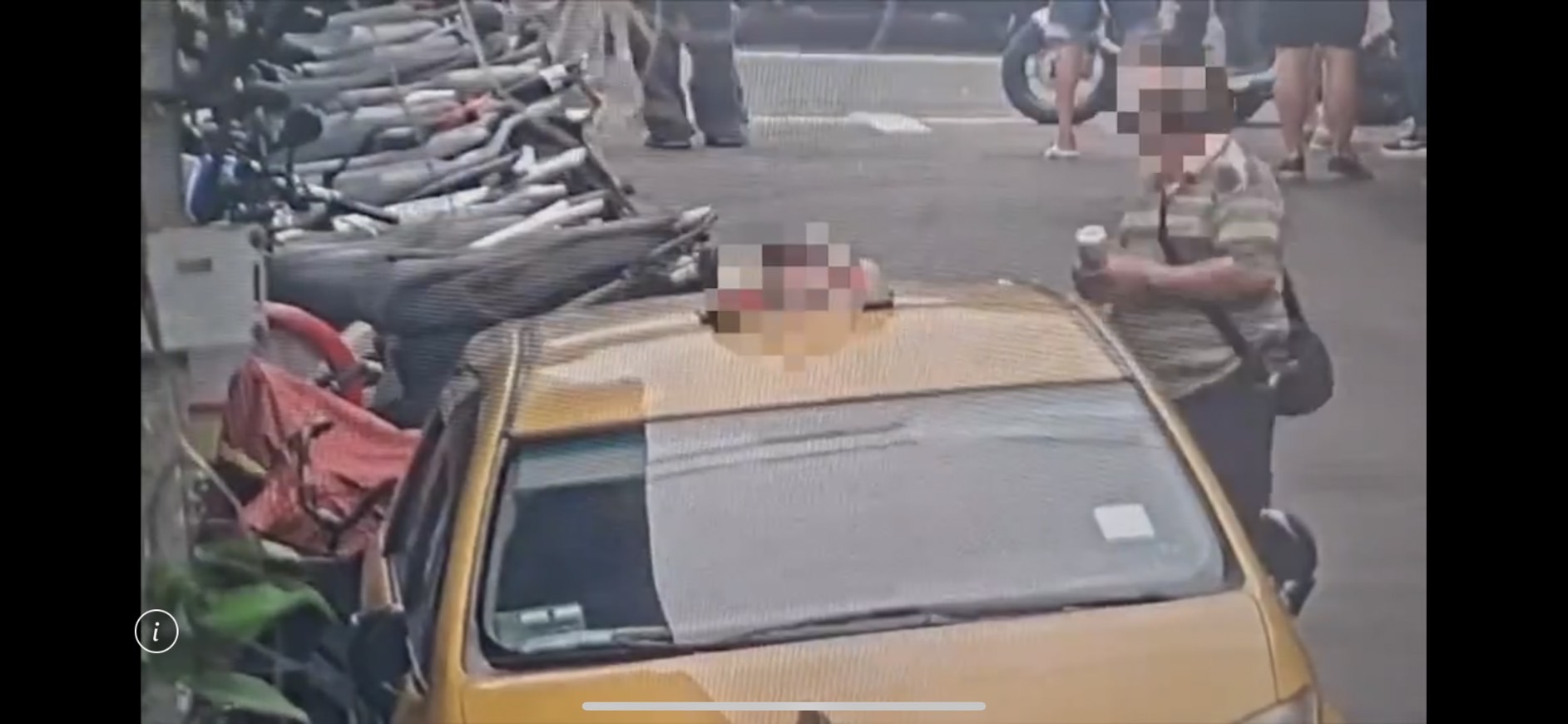 警方調閱監視器發現周姓男子手拿噴漆罐擅自將單車改色。（翻攝畫面）