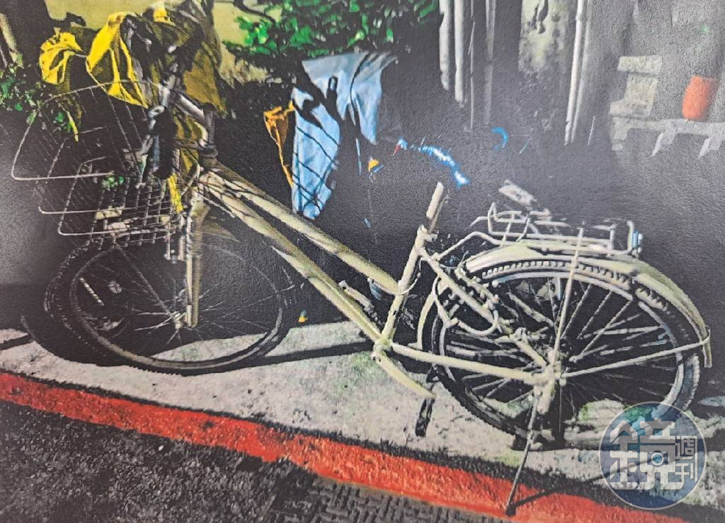 車主日前牽車時發現單車竟被噴漆改色成黃色,氣得報警。(翻攝畫面)