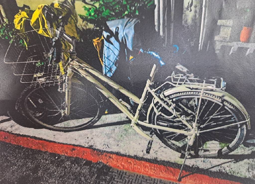 車主日前牽車時發現單車竟被噴漆改色成黃色，氣得報警。（翻攝畫面）