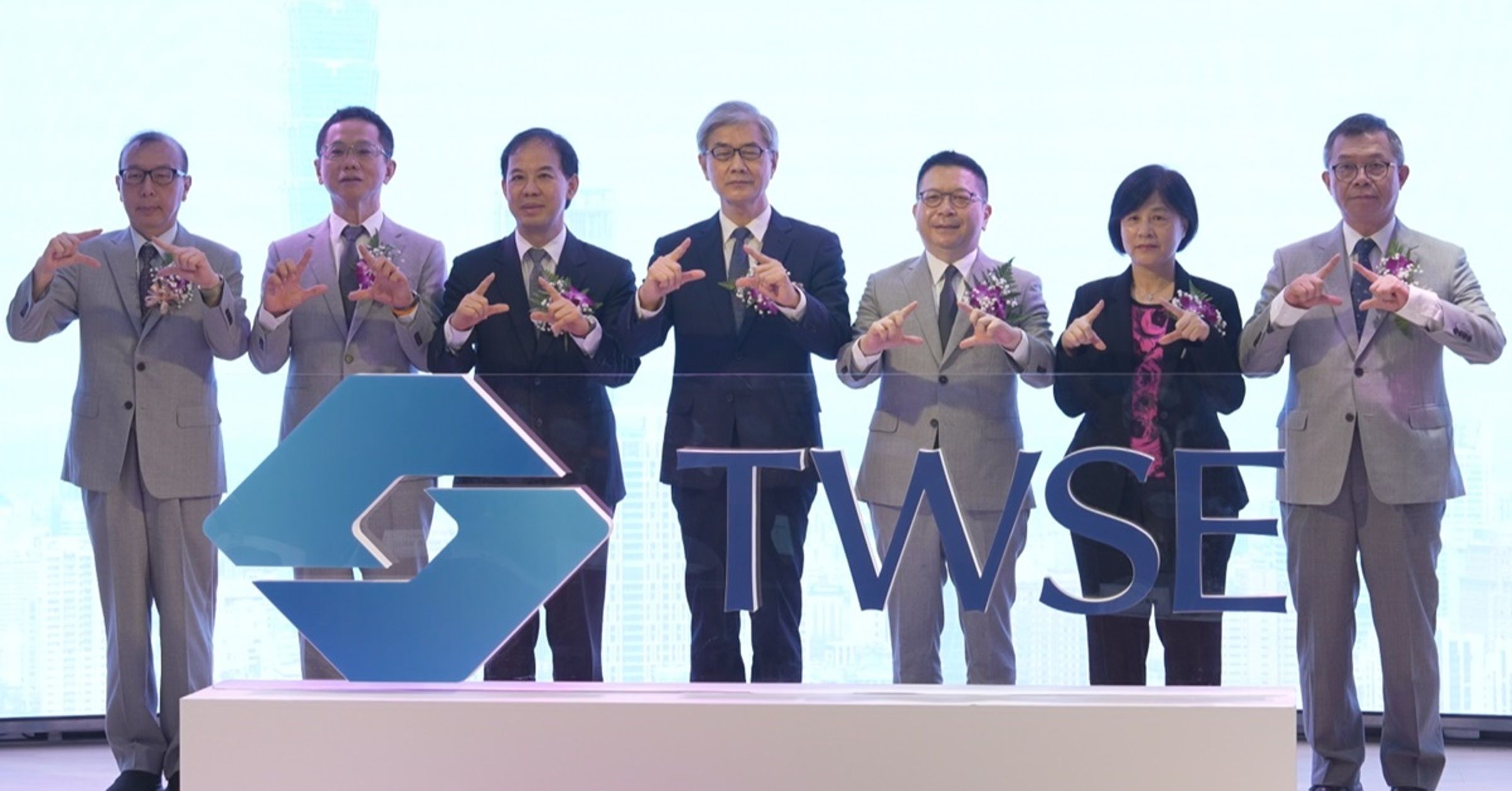 臺灣證券交易所於3日舉行「攜手同行 邁向未來」全新企業識別發表會,邀請金管會黃天牧主委、證期局張振山局長及證券、投信投顧及期貨三大公會等證券周邊單位貴賓見證證交所全新面貌。