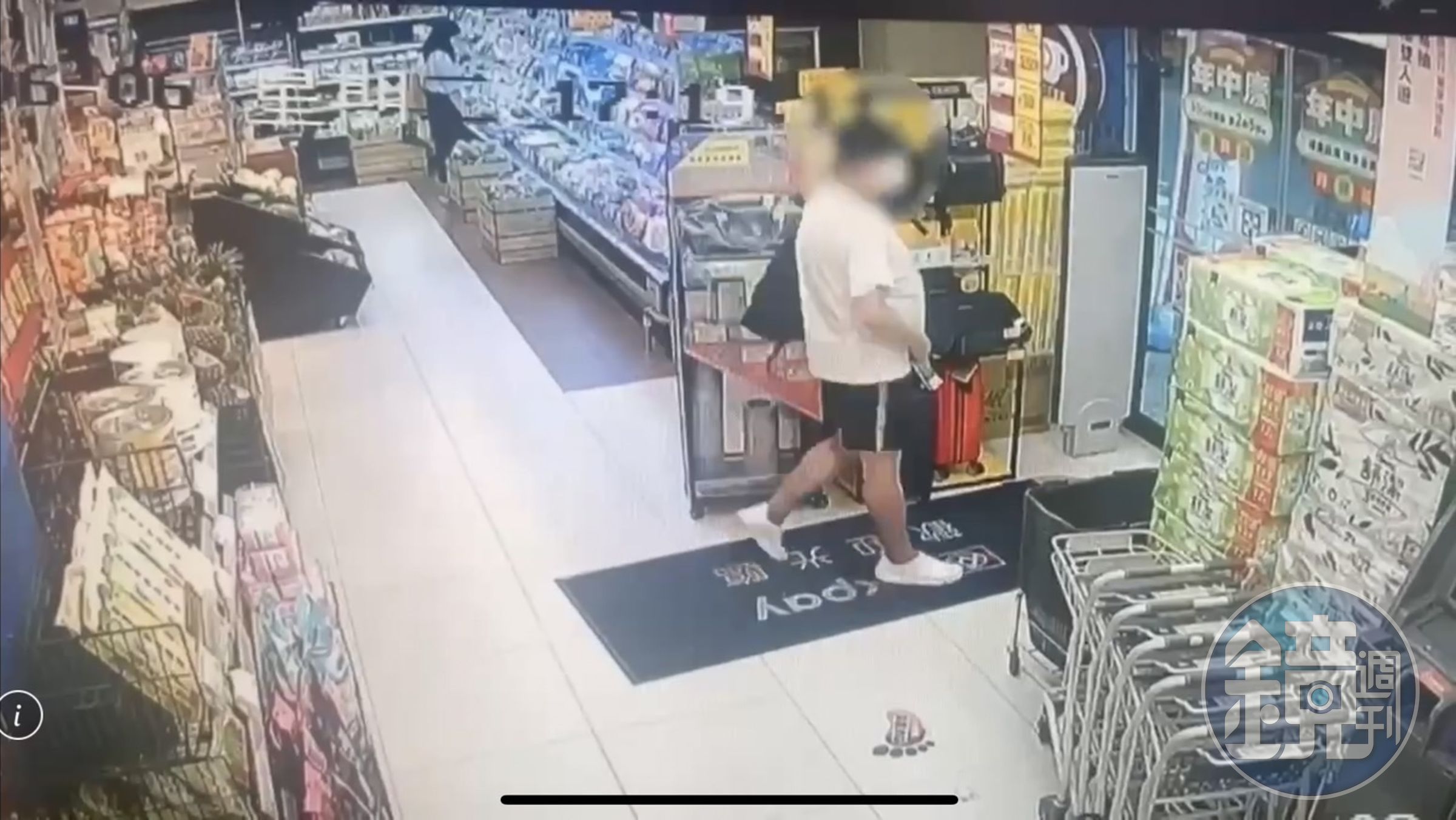楊男得手後未結帳就步出賣場。（翻攝畫面）