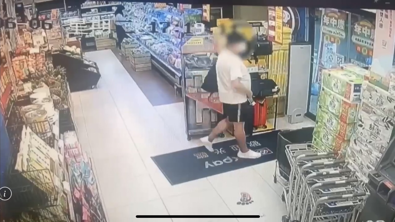楊男得手後未結帳就步出賣場。（翻攝畫面）