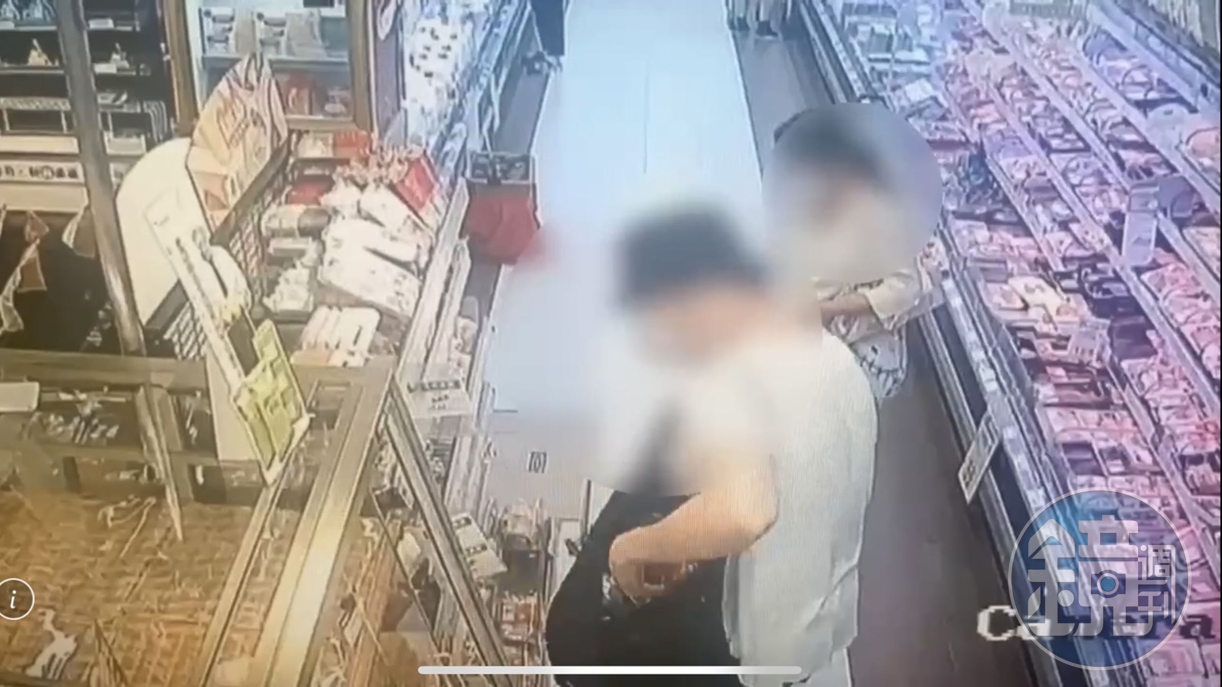 楊男將各式麵包放進自己隨身包包內。（翻攝畫面）