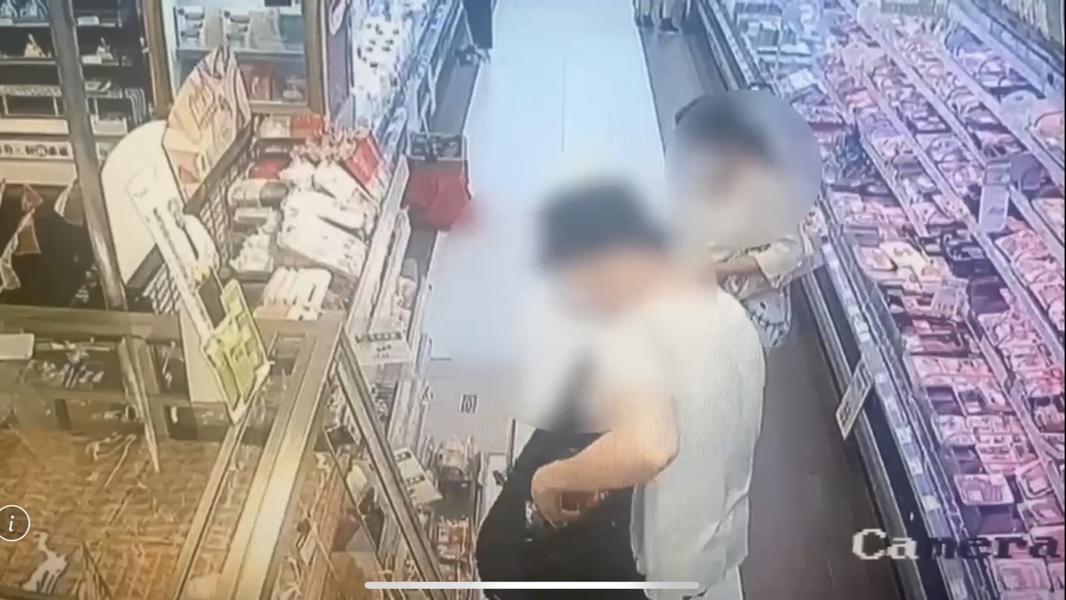 楊男將各式麵包放進自己隨身包包內。（翻攝畫面）