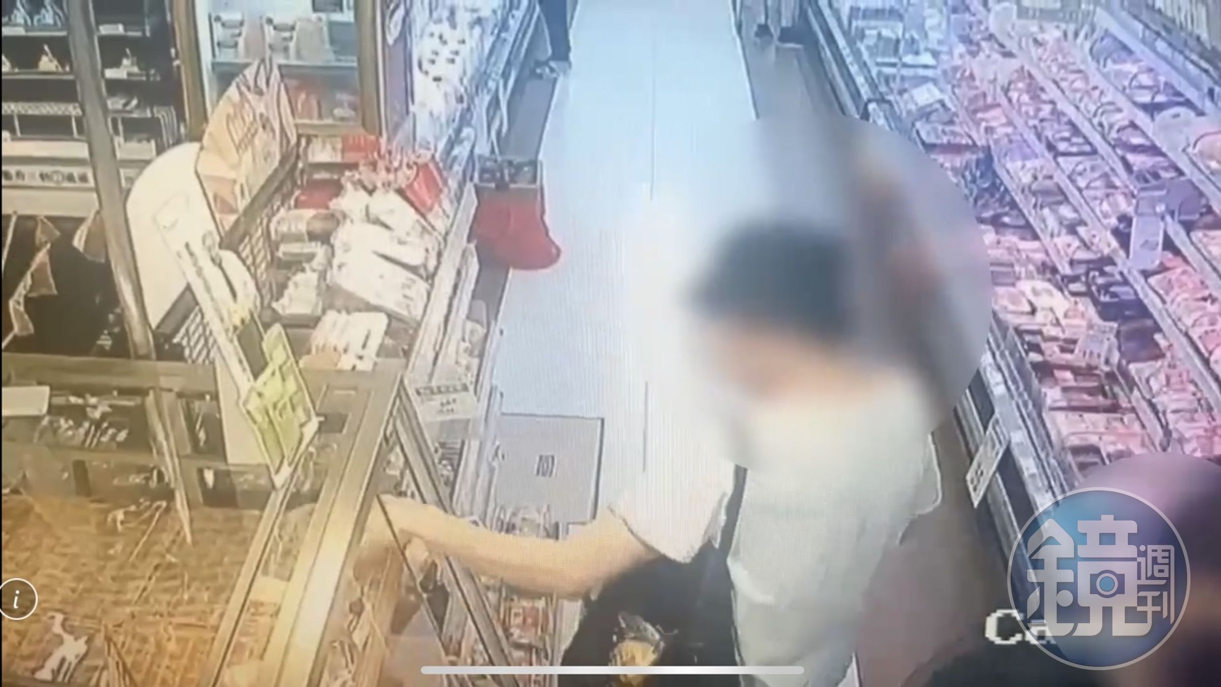 楊姓男子到賣場麵包區偷走24個麵包。（翻攝畫面）