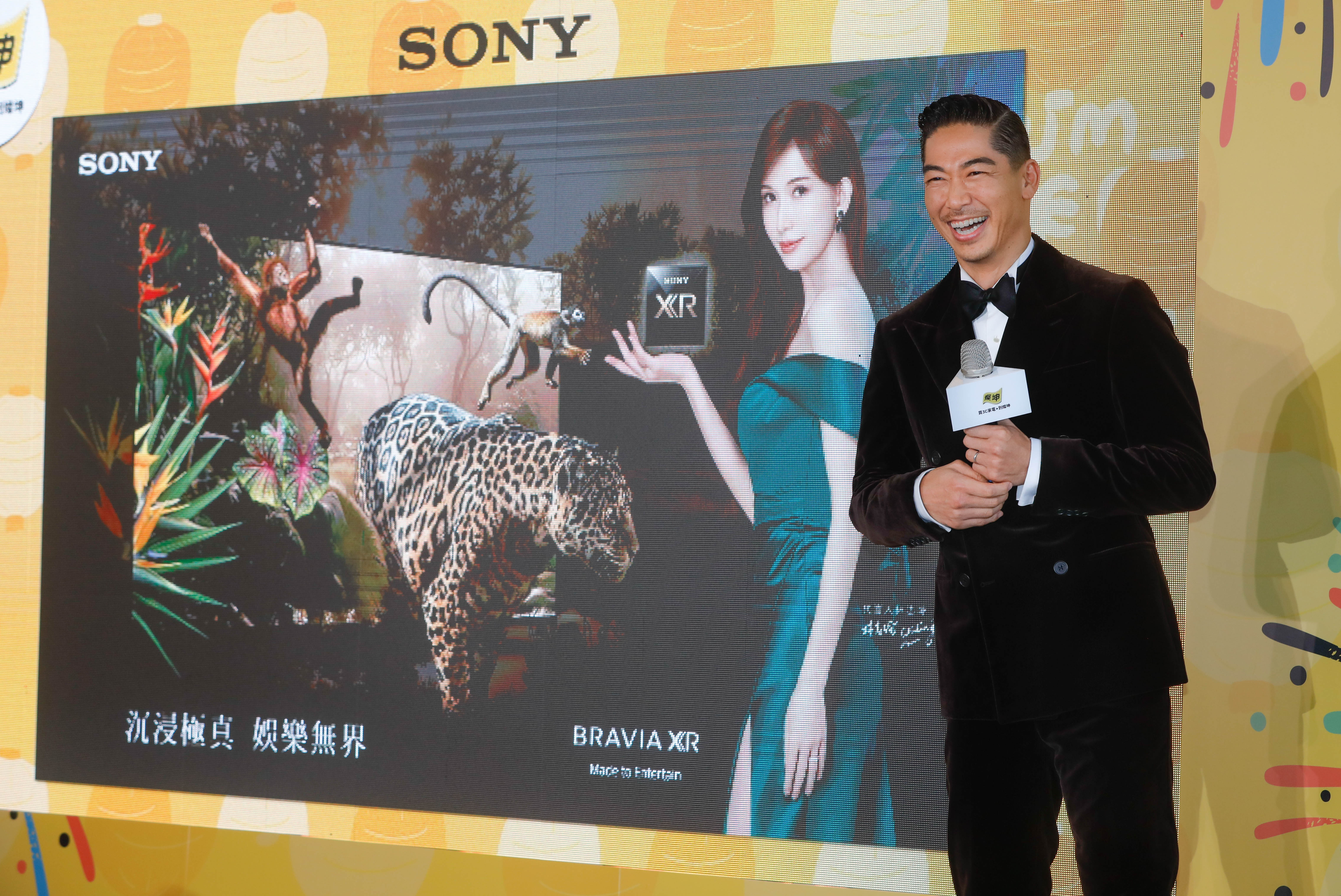 AKIRA看到老婆林志玲代言海報笑得超幸福。