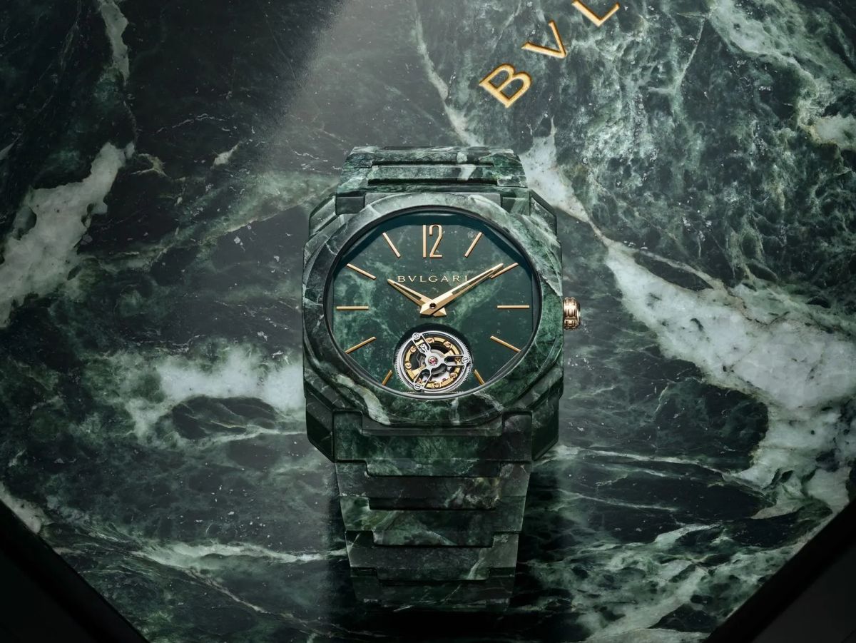 寶格麗（BVLGARI）發揮其超凡微型工藝，在Octo Finissimo的DLC鈦金屬基底零件上，覆以薄度僅0.5mm的奧斯山谷產Verde di Alpi綠色大理石，錶殼多達110切面，卻能完美無瑕，非常驚人。而這種大理石，自1934年以來就是寶格麗珠寶店使用的主要建材，非常有品牌特色。 功能：時、分指示；飛行陀飛機；機芯：手上鏈機芯；估價約15萬至25萬瑞士法郎。