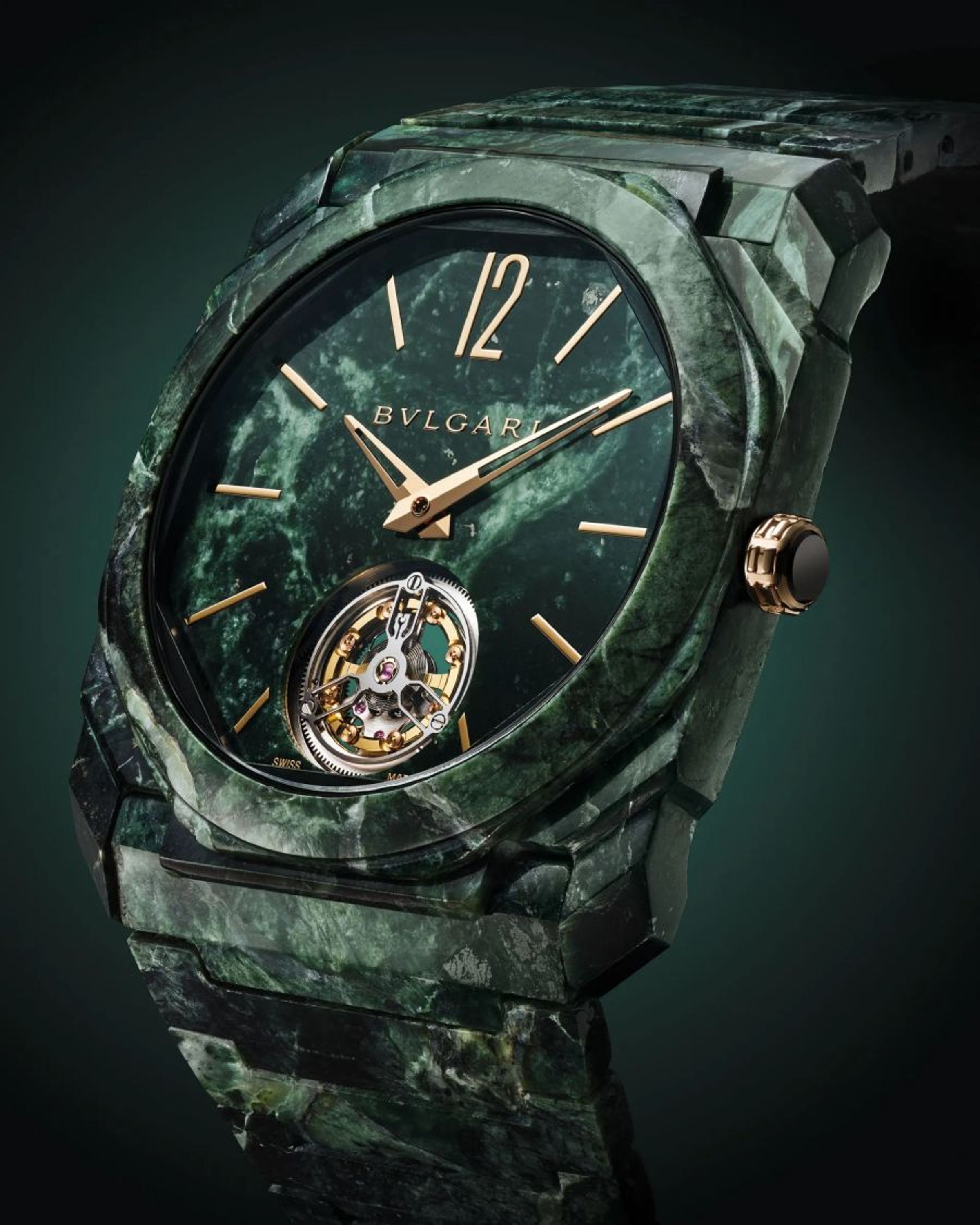 寶格麗（BVLGARI）發揮其超凡微型工藝，在Octo Finissimo鈦金屬基底零件上，覆以薄度僅0.5mm的奧斯山谷產Verde di Alpi綠色大理石，錶殼多達110切面，卻能完美無瑕，非常驚人。而這種大理石，自1934年以來就是寶格麗珠寶店使用的主要建材，非常有品牌特色。 功能：時、分指示；飛行陀飛機；機芯：手上鏈機芯；估價約15萬至25萬瑞士法郎。