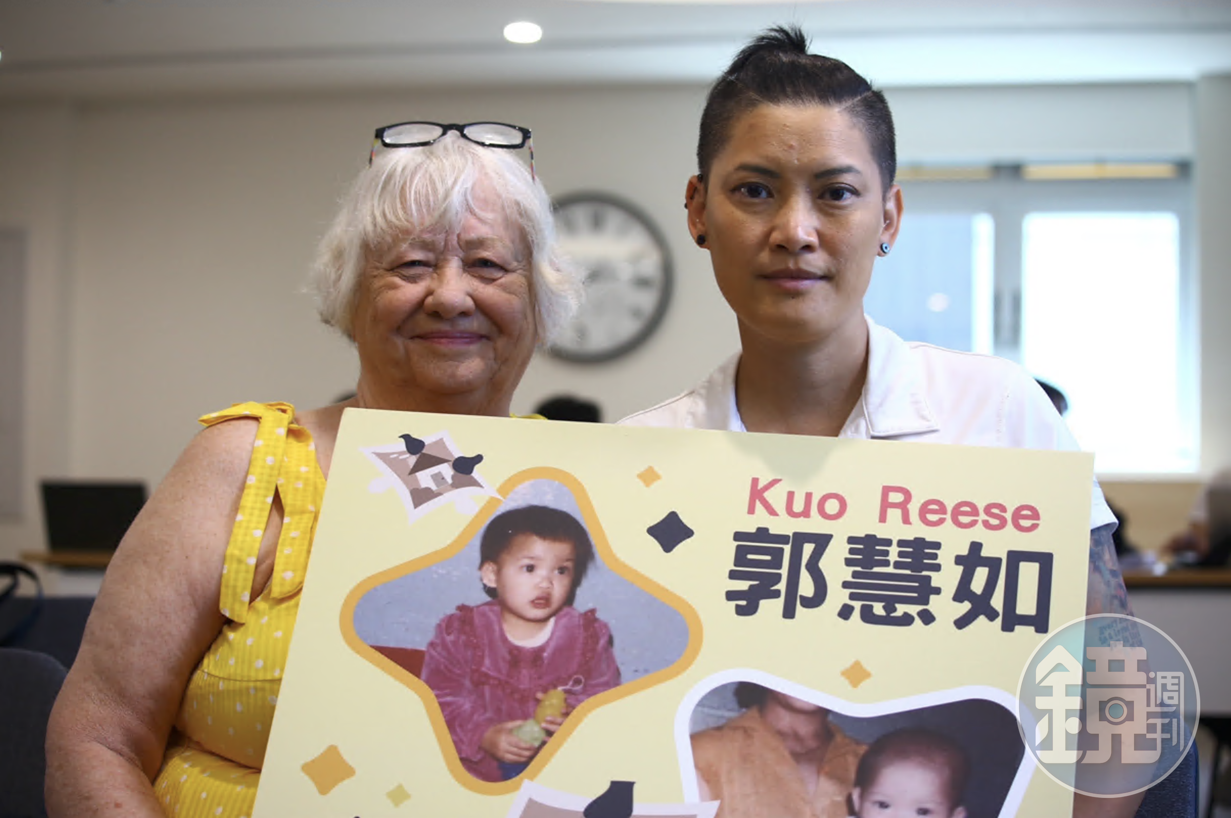郭慧如(右)與養母Mary Rees(左)來台參加尋親記者會。
