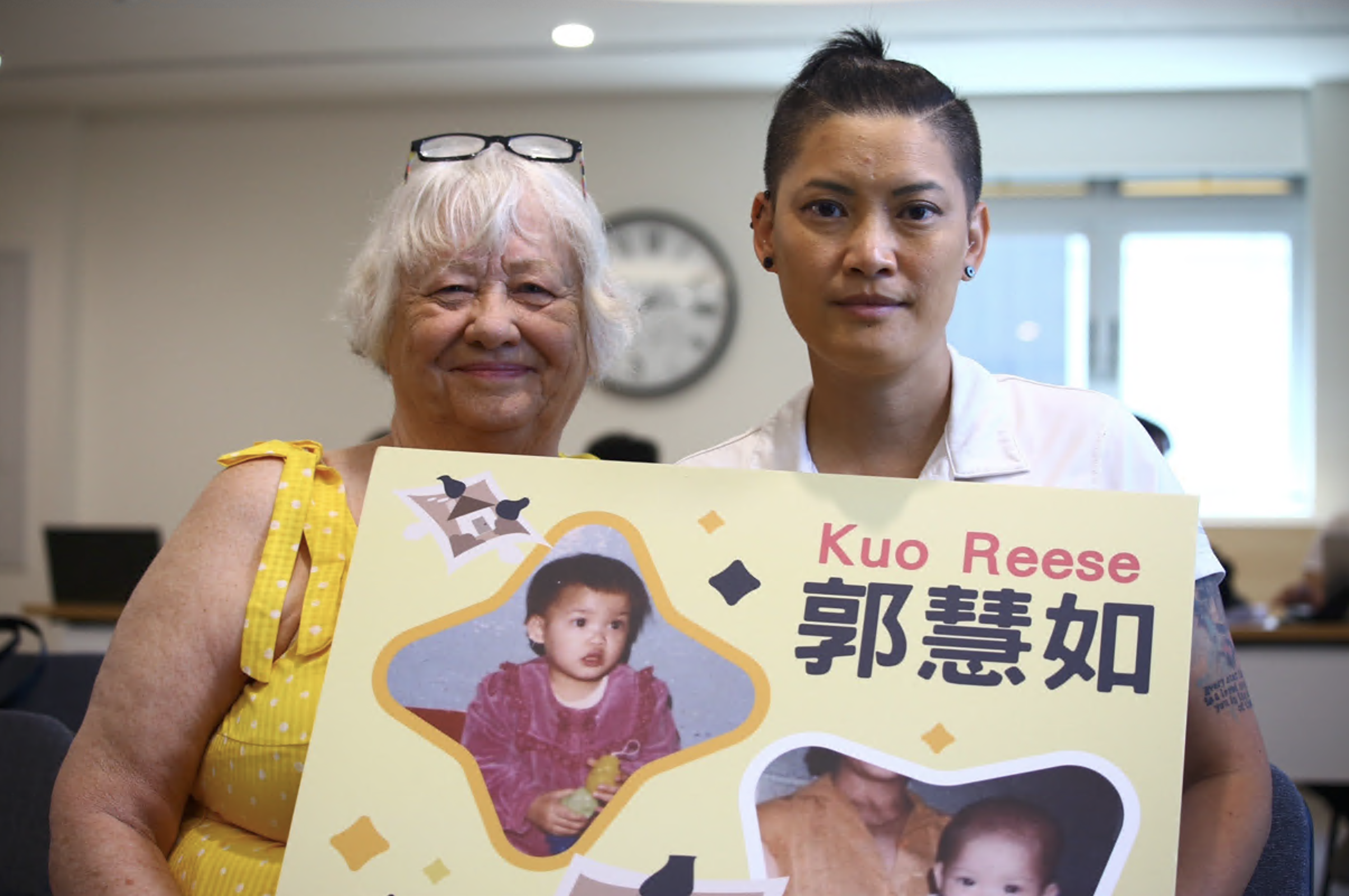 郭慧如(右)與養母Mary Rees(左)來台參加尋親記者會。