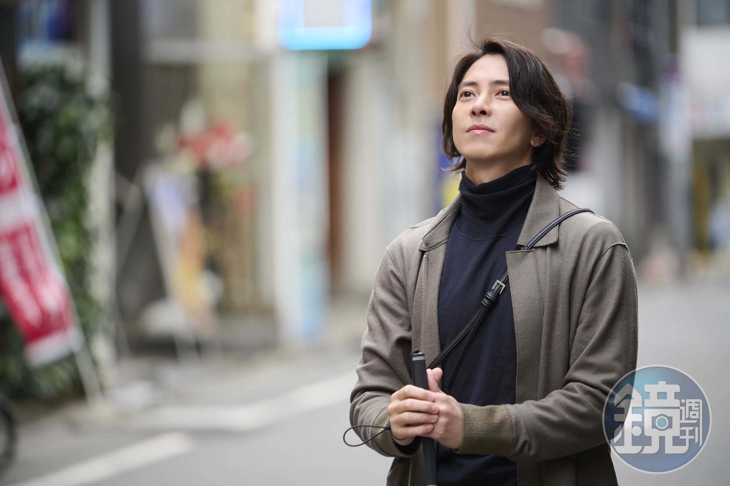 山下智久在《SEE HEAR LOVE 看不見聽不見也愛你》挑戰視障漫畫家,為戲蒙眼體驗看不見的生活。(天馬行空提供)