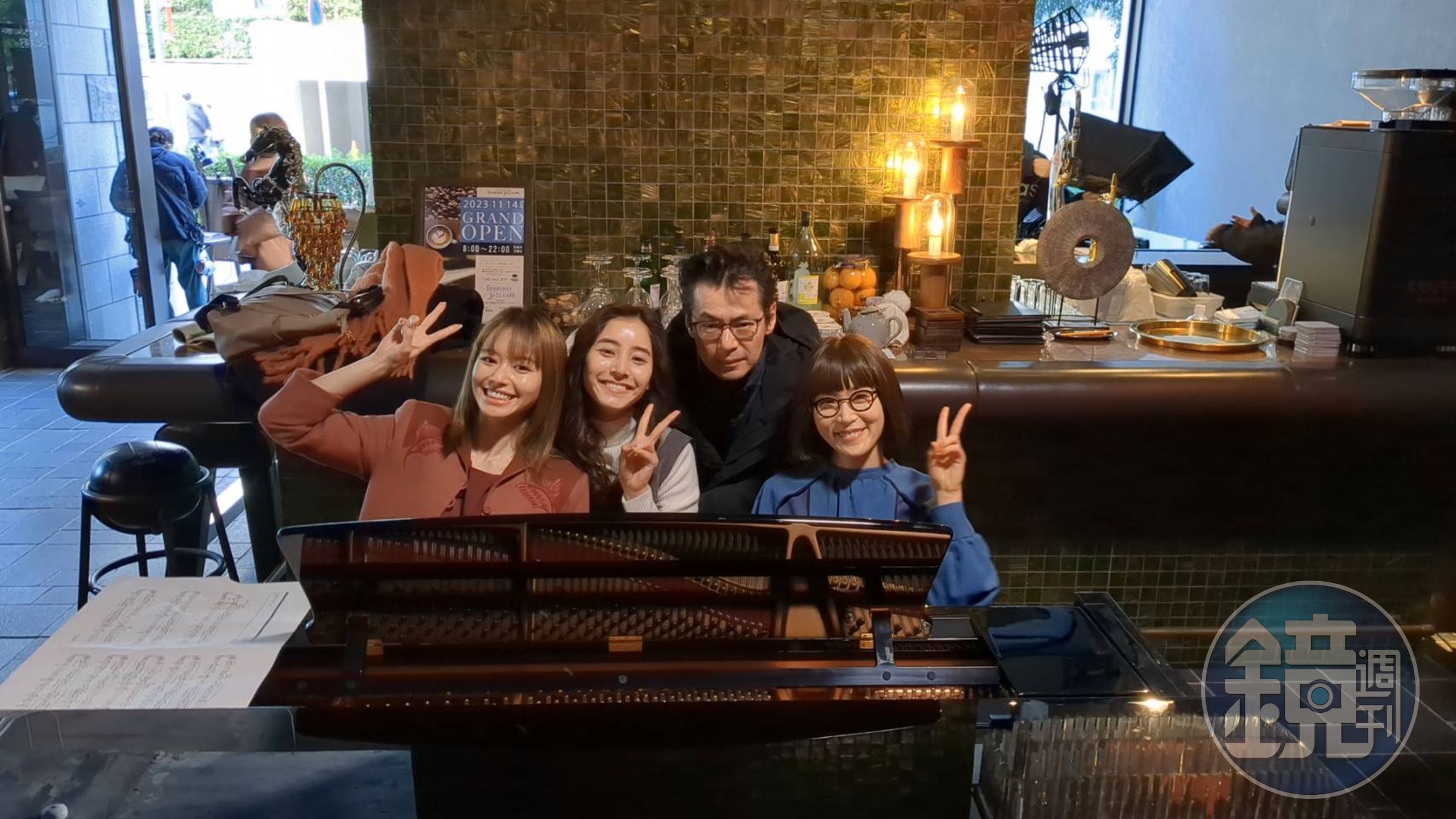 李宰漢導演(右二)在片場與山本舞香(左起)、新木優子、山口紗彌加合影留念。(天馬行空提供)