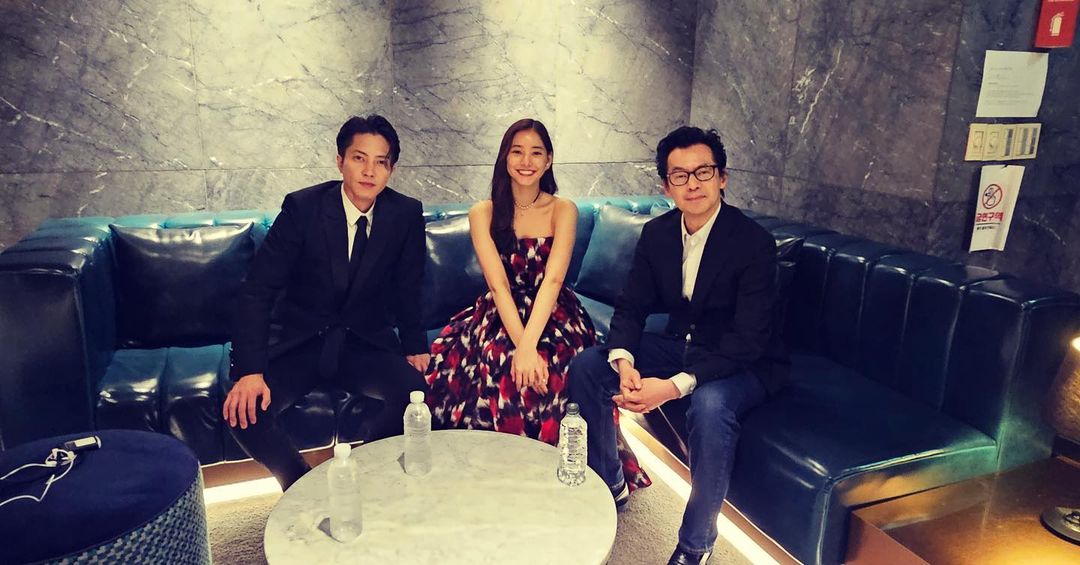 《SEE HEAR LOVE 看不見聽不見也愛你》導演李宰漢(右)日前在首爾與男、女主角山下智久與新木優子聚首,開心分享合照。(翻攝自李宰漢導演Instagram)