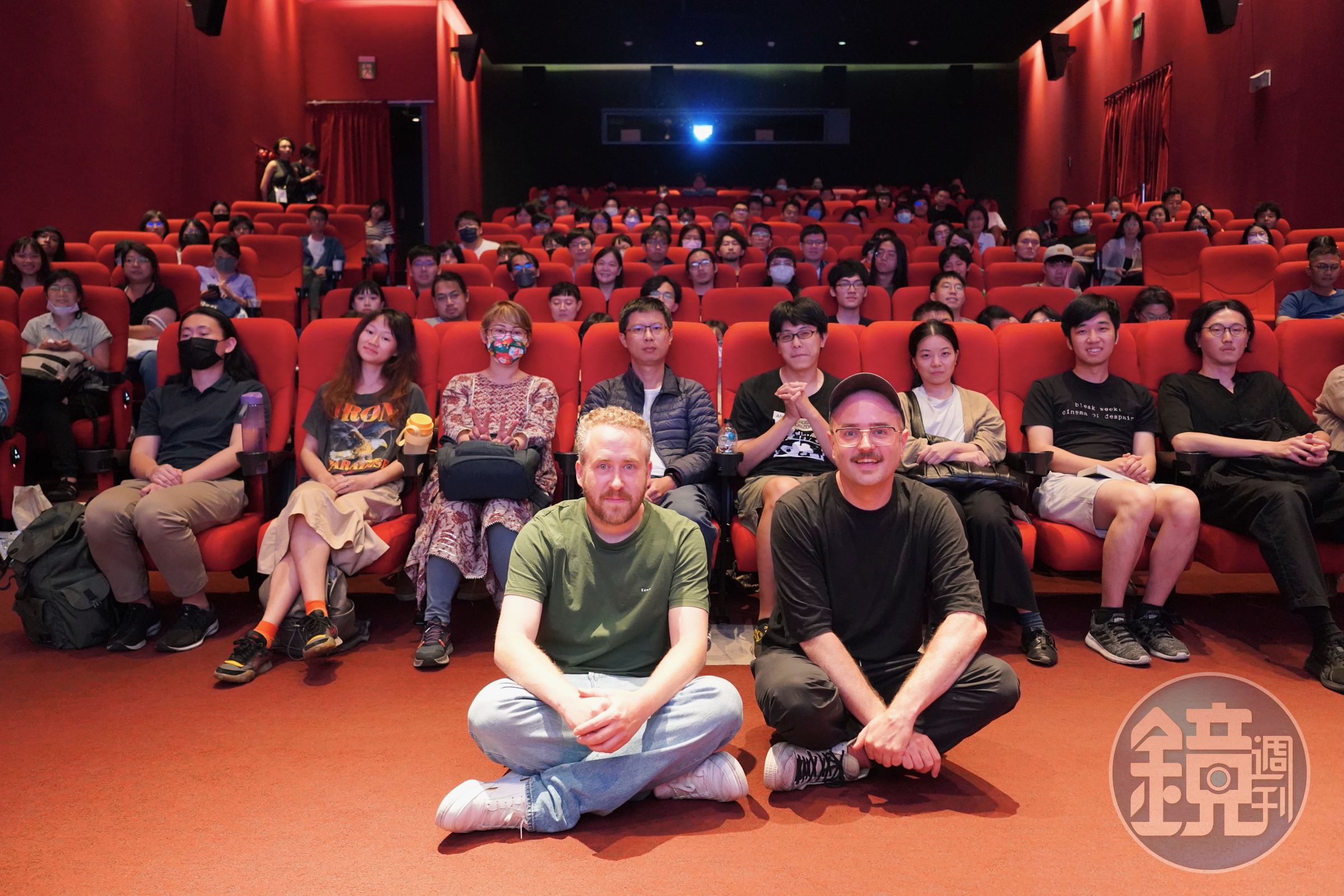 導演巴斯德沃斯（前排右）與製片馬克高沿斯（前排左）出席《小世界》映後座談與觀眾大合照。（台北電影節提供）