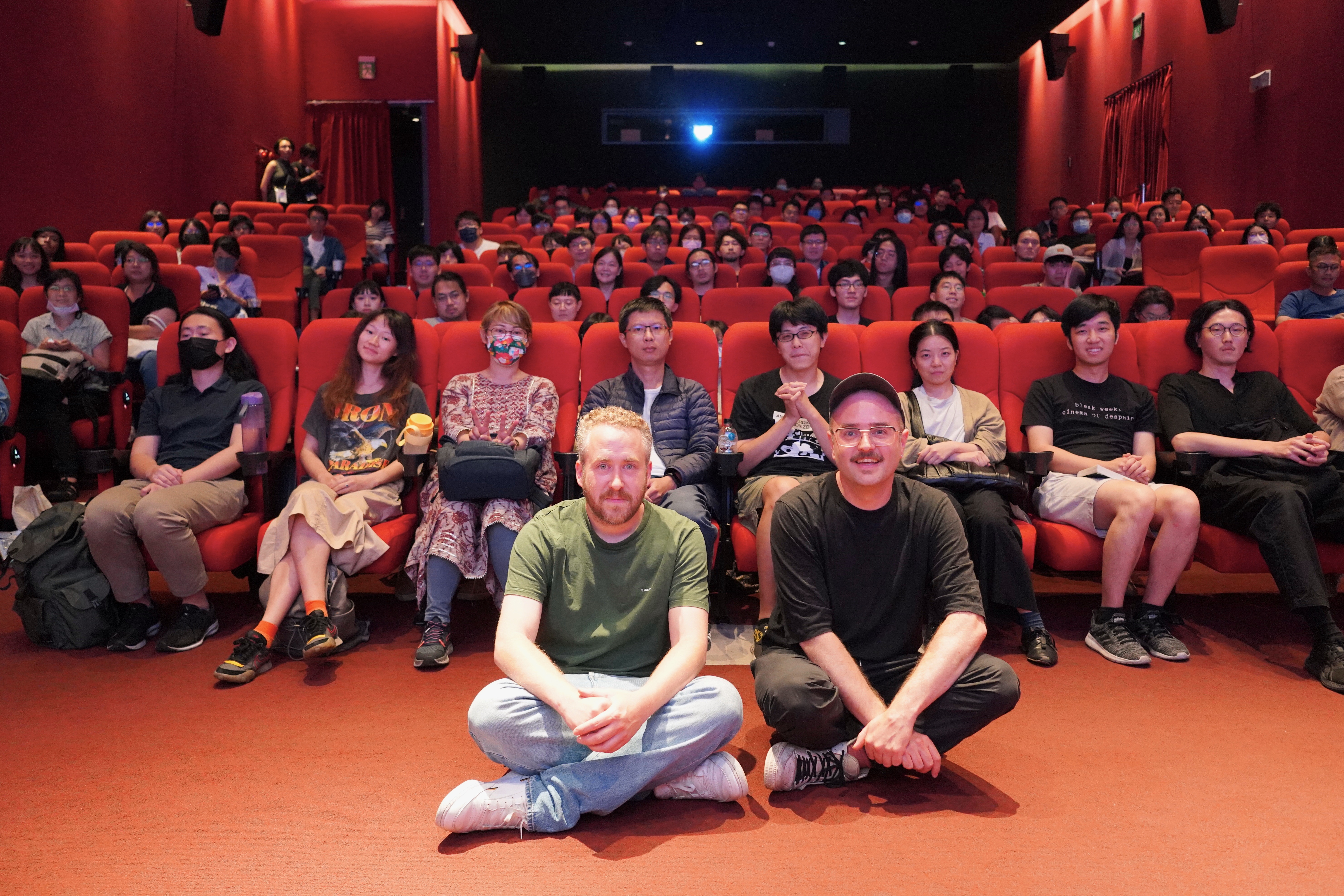 導演巴斯德沃斯(前排右)與製片馬克高沿斯(前排左)出席《小世界》映後座談與觀眾大合照。(台北電影節提供)